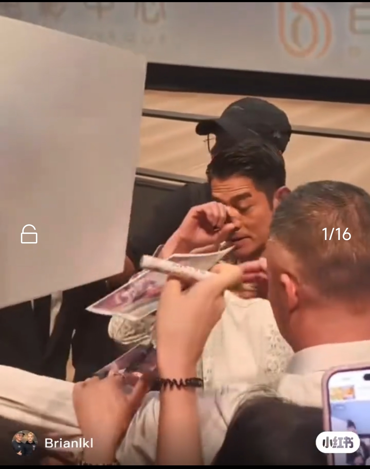  郭富城受到驚嚇後皺眉搖頭，不希望這樣的場面再發生。  （翻攝自小紅書）