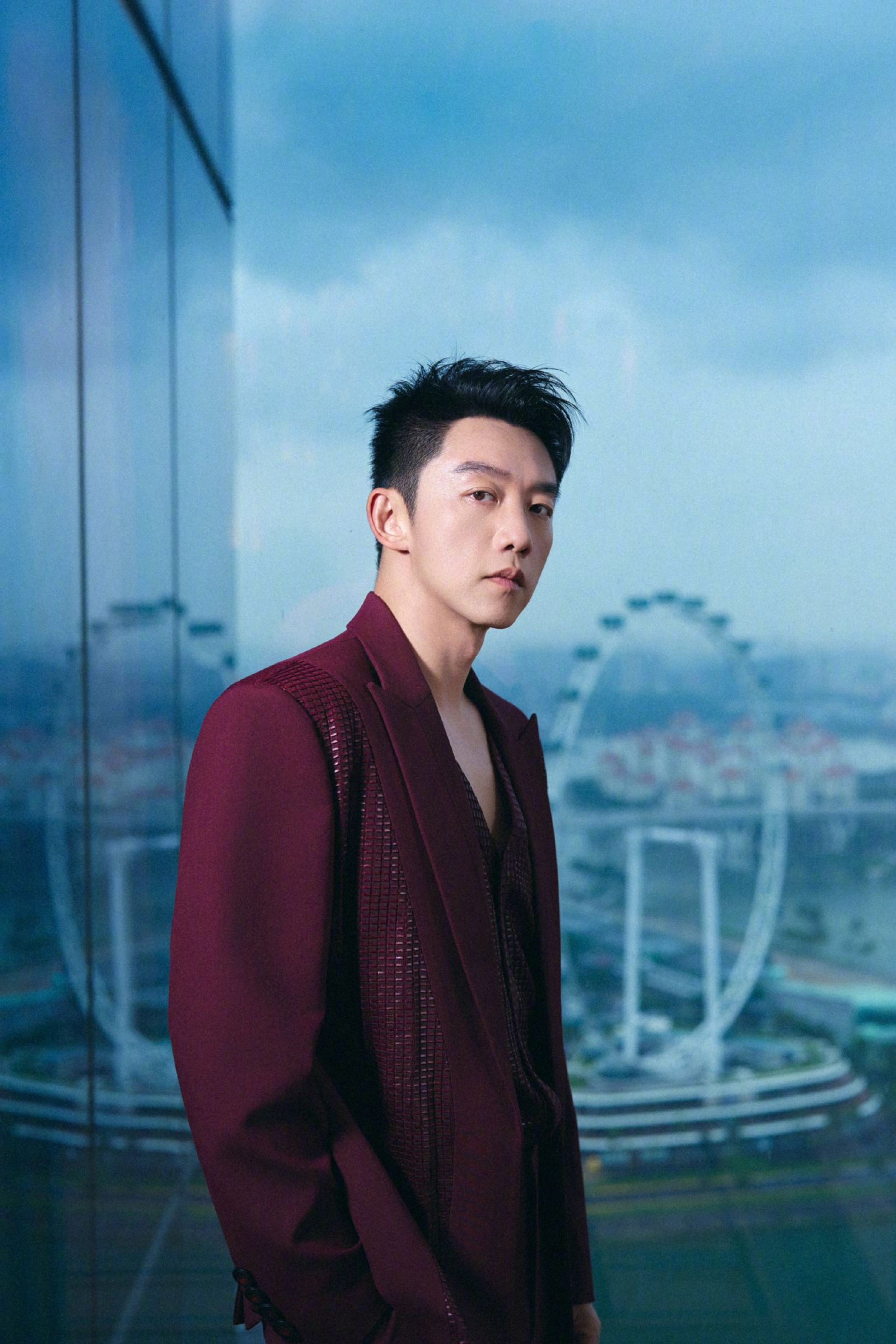 鄭愷在微博分享自己在新疆懸崖邊拍攝節目的花絮照片，撇清網友爆料。（翻攝自微博）