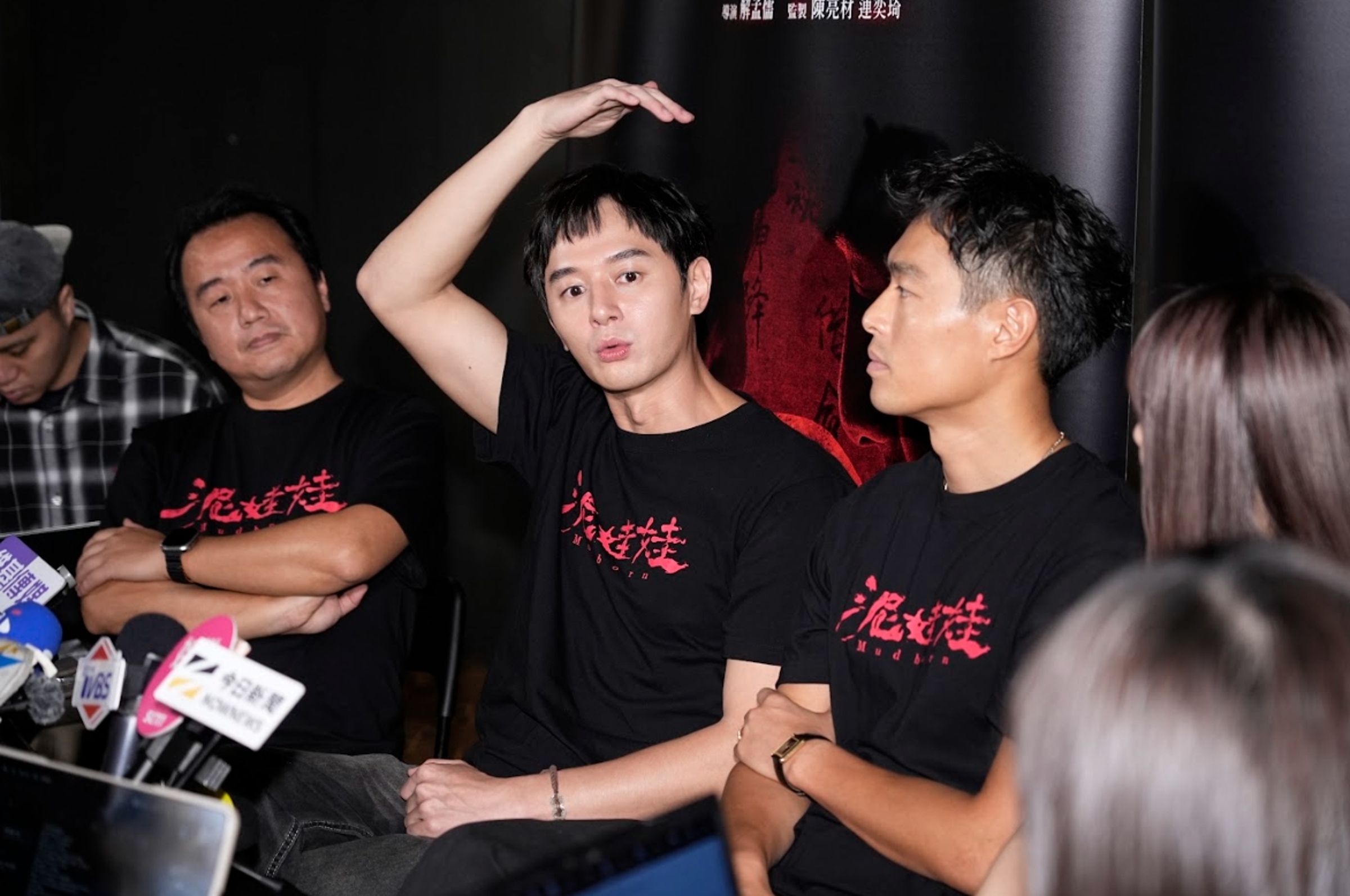甩掉娃娃臉，張軒睿帥氣演出道長，在家苦練畫符、結手印等驅魔技術。