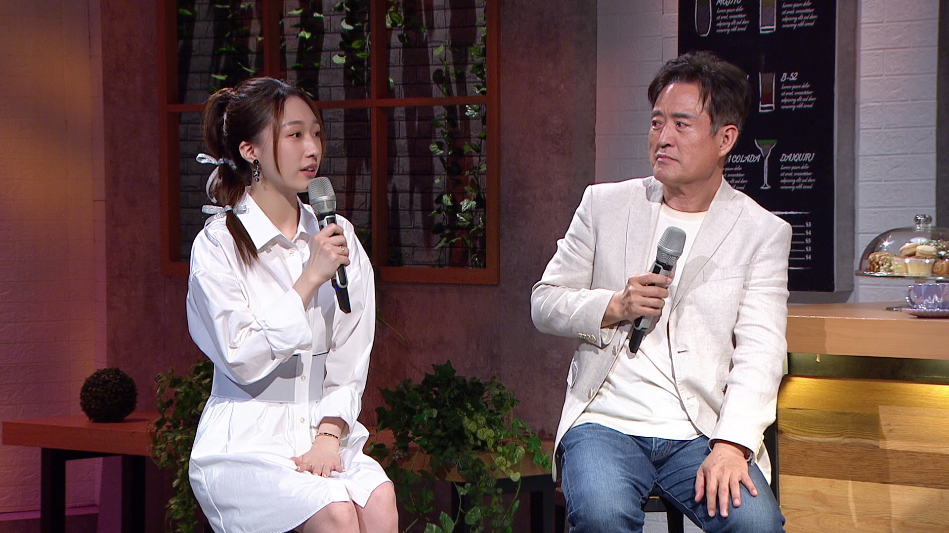 檢場(右)帶著女兒王敏淳一起上節目錄影。(年代MUCH提供)