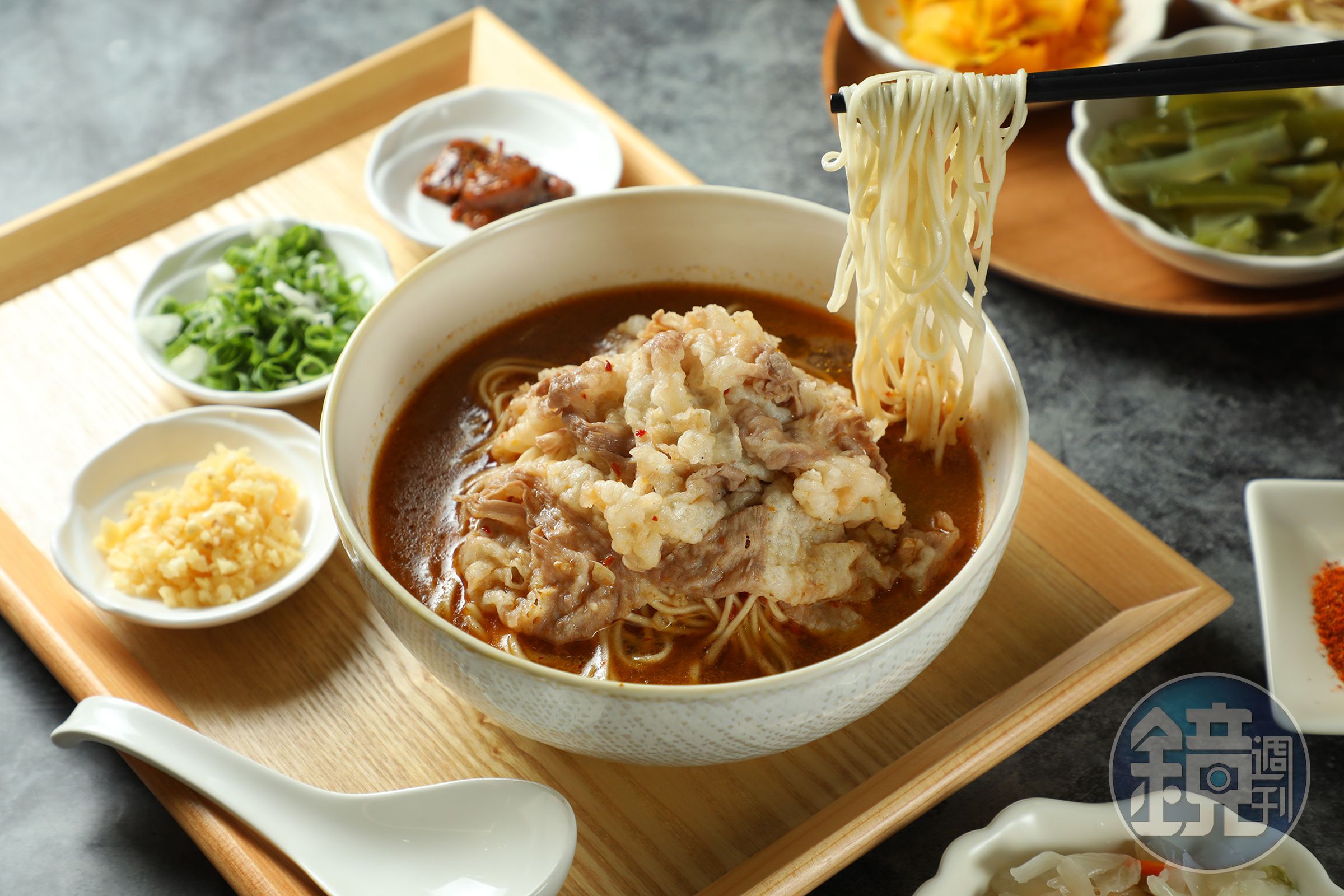 「神鬼干碟黃牛胸麵」以汆燙7至8分熟的金門黃牛胸腹肉片,搭配店家自製干碟粉,為紅燒湯頭注入鮮美風味。(480元/碗)