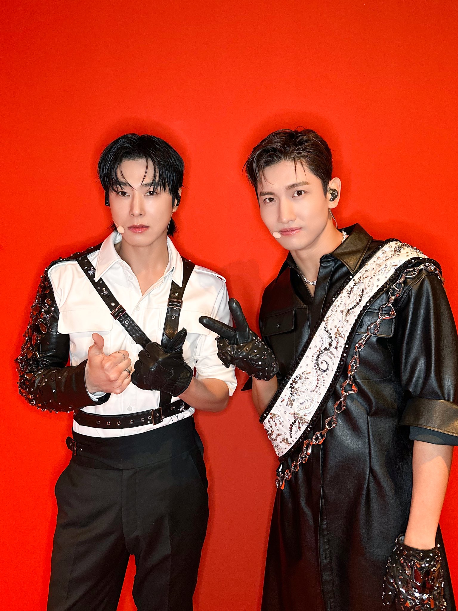 東方神起在SBS歌謠大戰搶先表演〈Rebel〉主打歌舞台。(翻攝TVXQ X)
