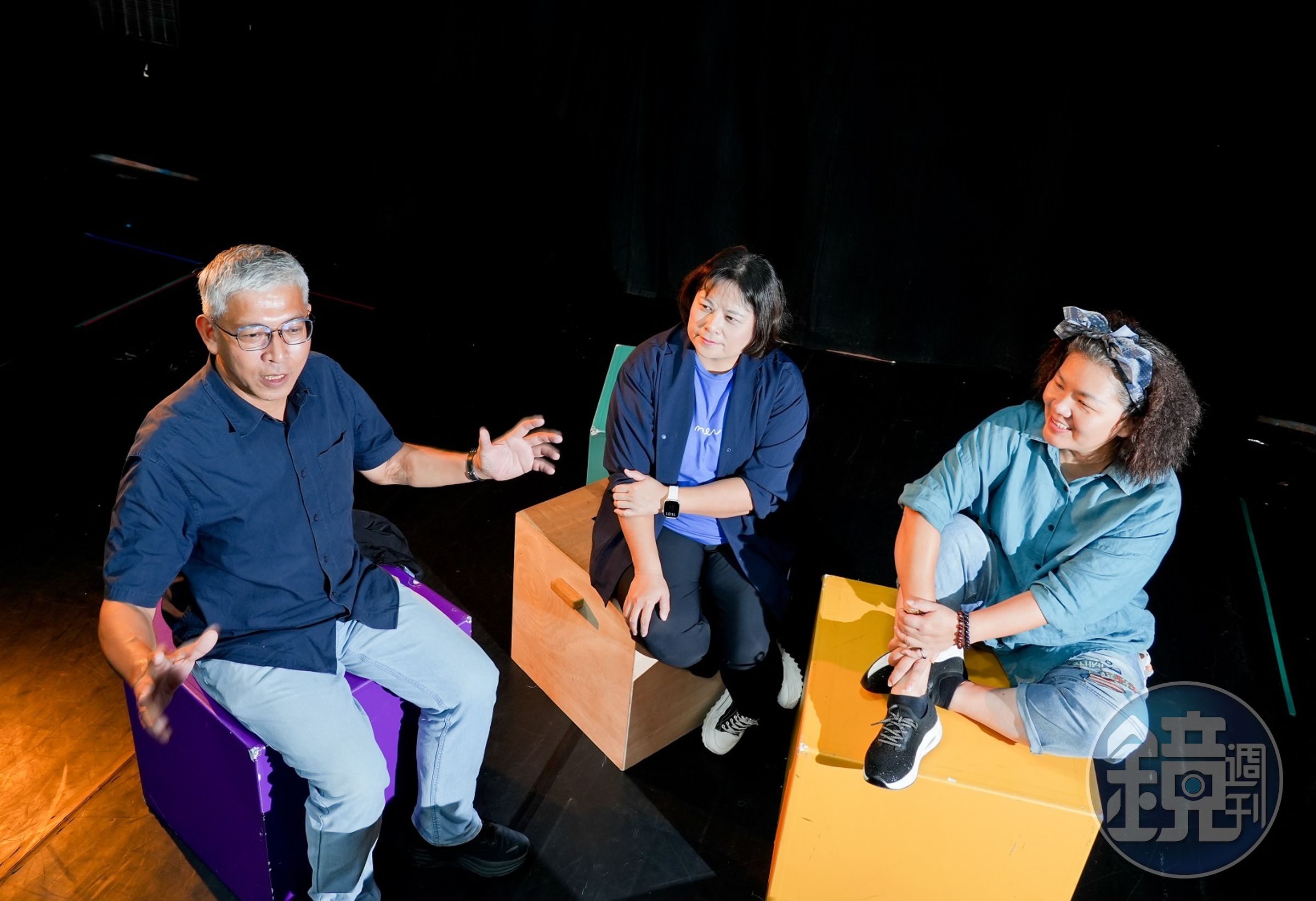 執行長張敏宜(中)與團長任建誠(左)、副團長莊瓊如(中)共事長達20多年,與紙風車團隊全台跑透透,創作能拓展孩子想像力和視野的兒童劇。