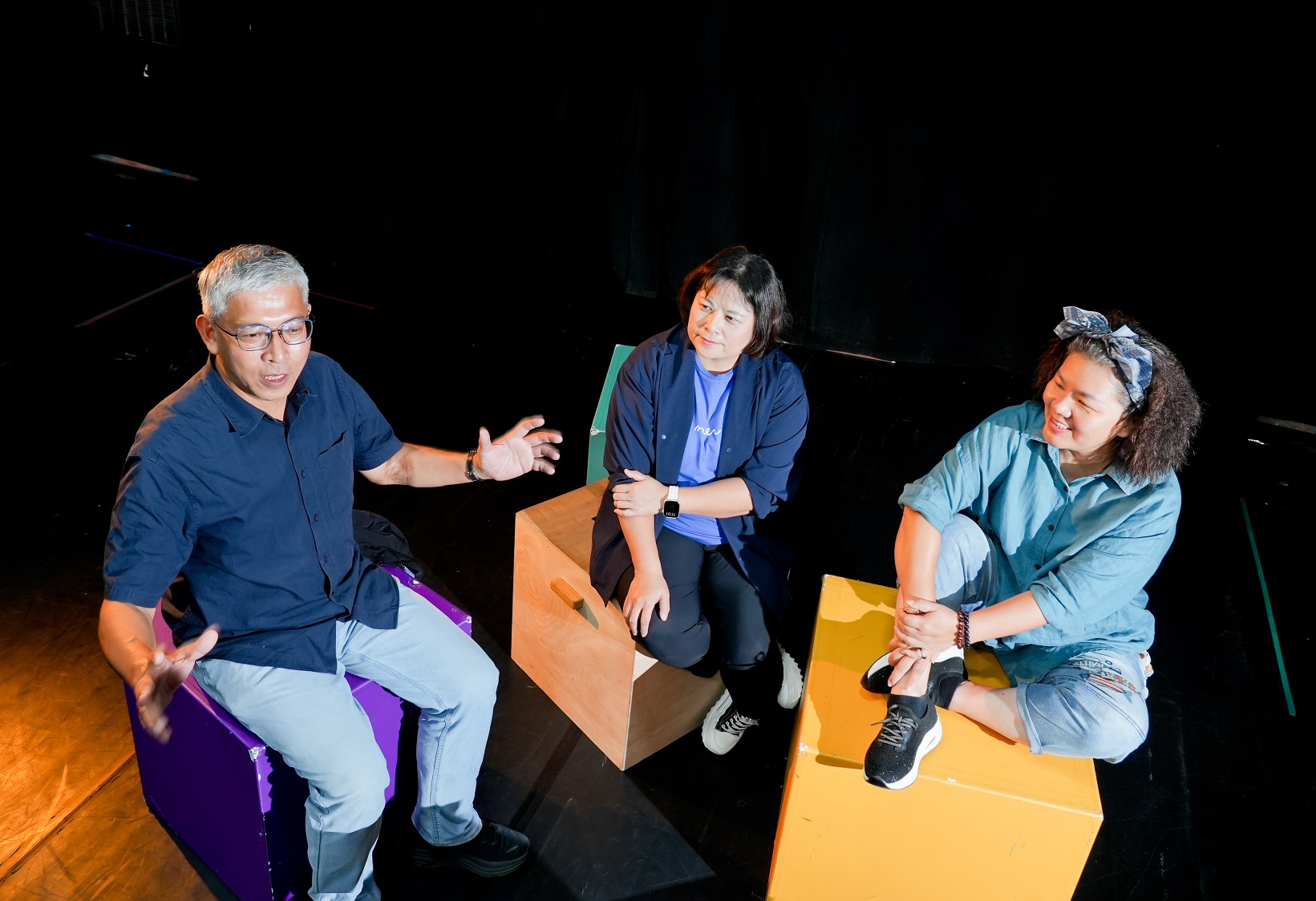 執行長張敏宜（中）與團長任建誠（左）、副團長莊瓊如（中）共事長達20多年，與紙風車團隊全台跑透透，創作能拓展孩子想像力和視野的兒童劇。