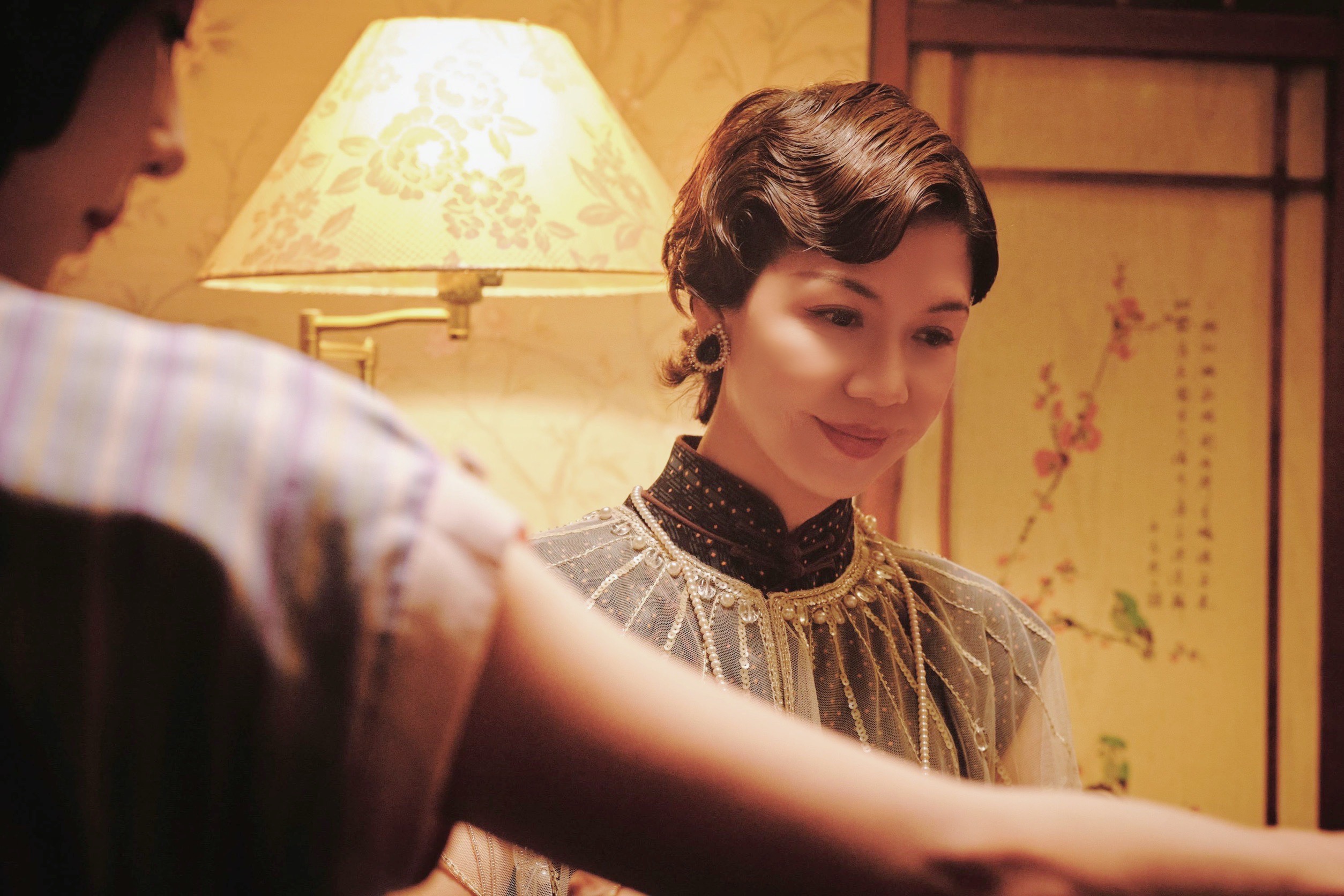 于子育客串《商魂》演出邵雨薇的牌友。（民視提供）