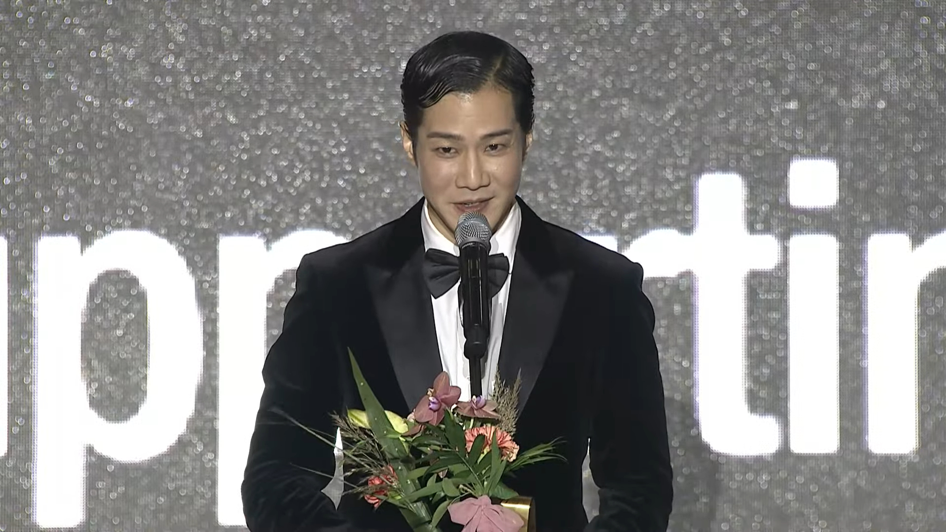 薛仕凌獲獎自認是意外的驚喜，他並在台上感謝評審及觀眾。（翻攝自YouTube）