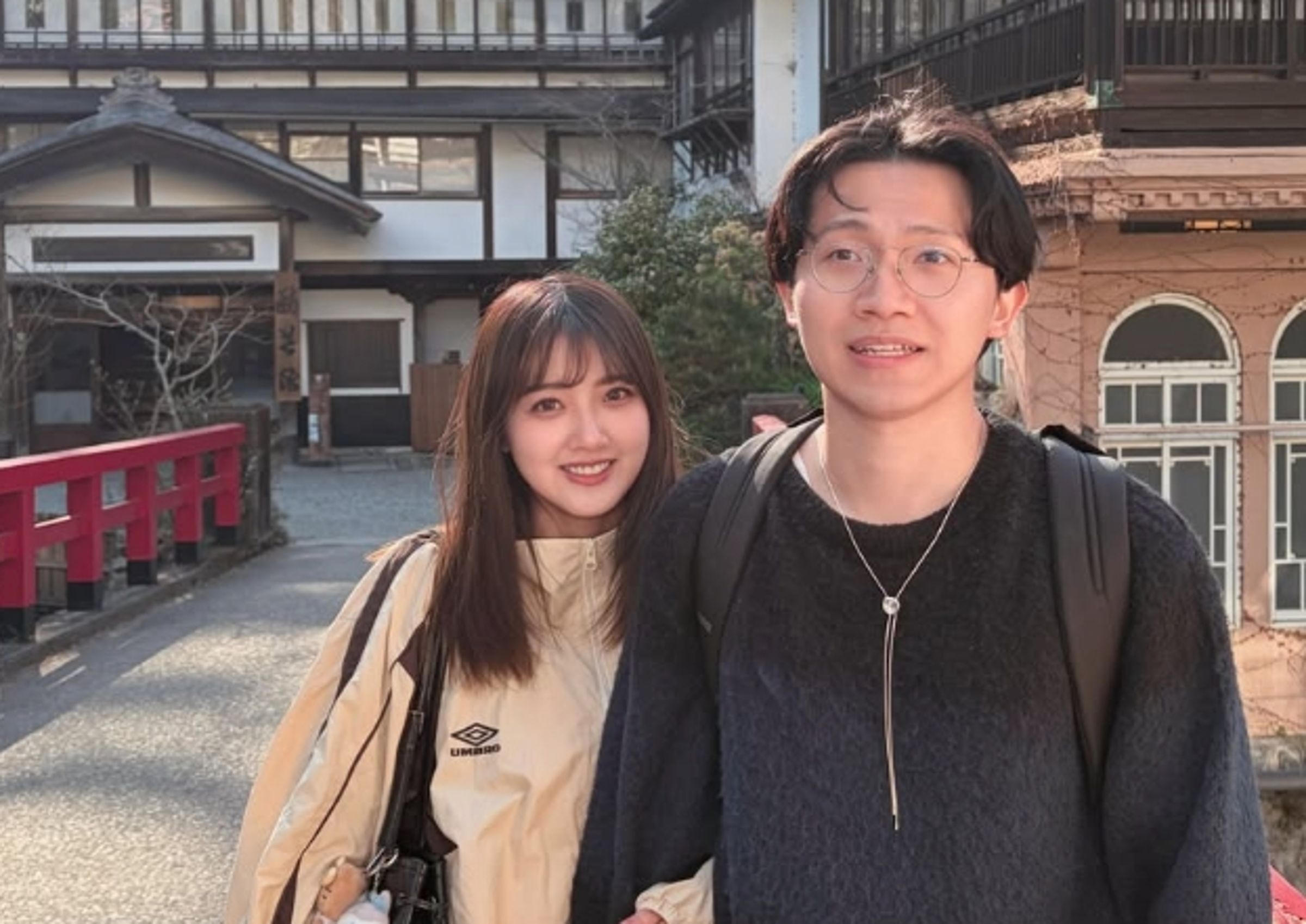 多米多羅（右）與前女友芝芝（左）爆發分手爭議，芝芝於社群平台發表長文列出時間軸進行澄清。（翻攝自instagram/chloe_0917）