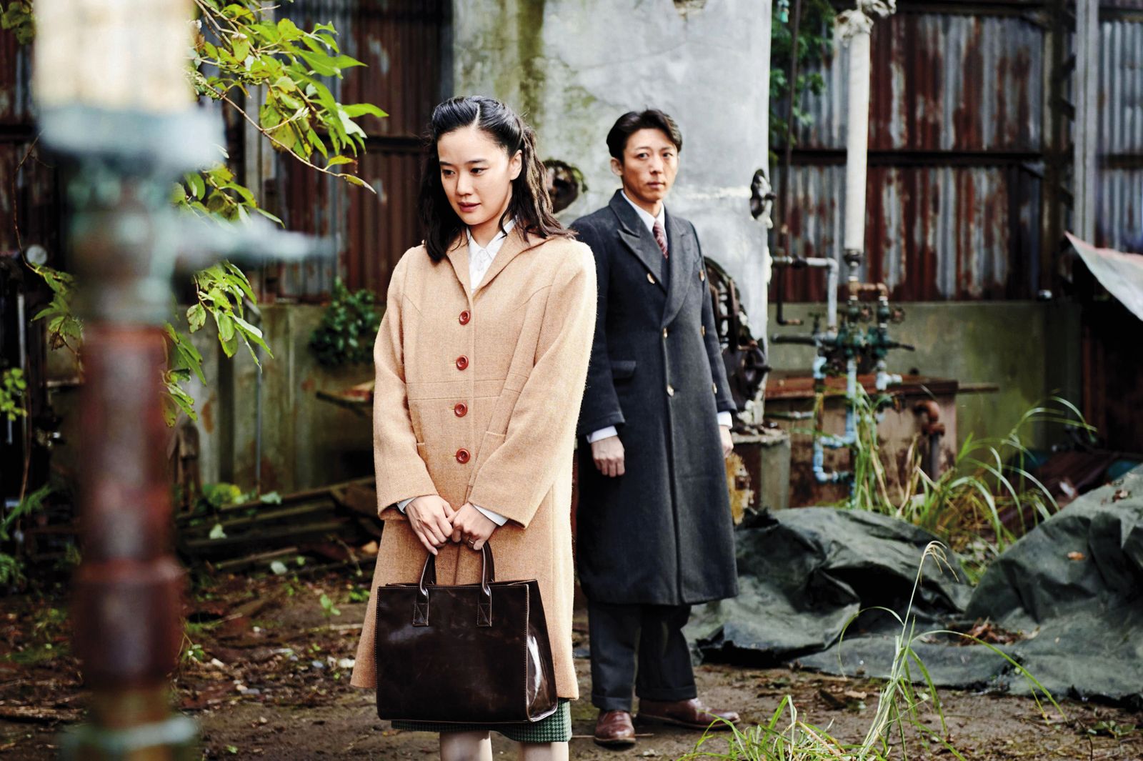 《間諜之妻》由蒼井優(左)和高橋一生(右)主演,獲頒威尼斯影展銀獅獎最佳導演。(可樂電影提供)