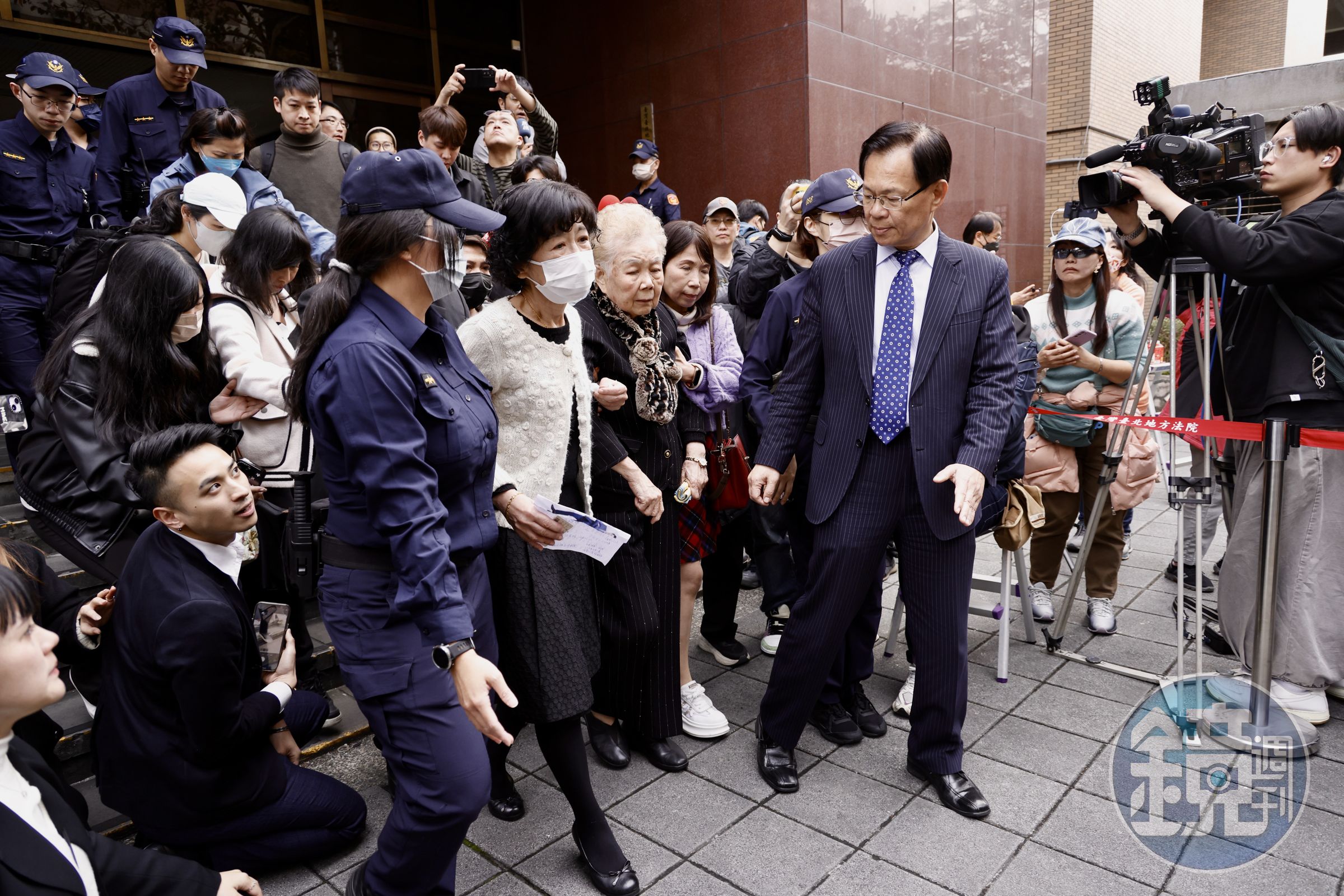 陳佩琪受訪完,偕柯媽一起搭車離開。
