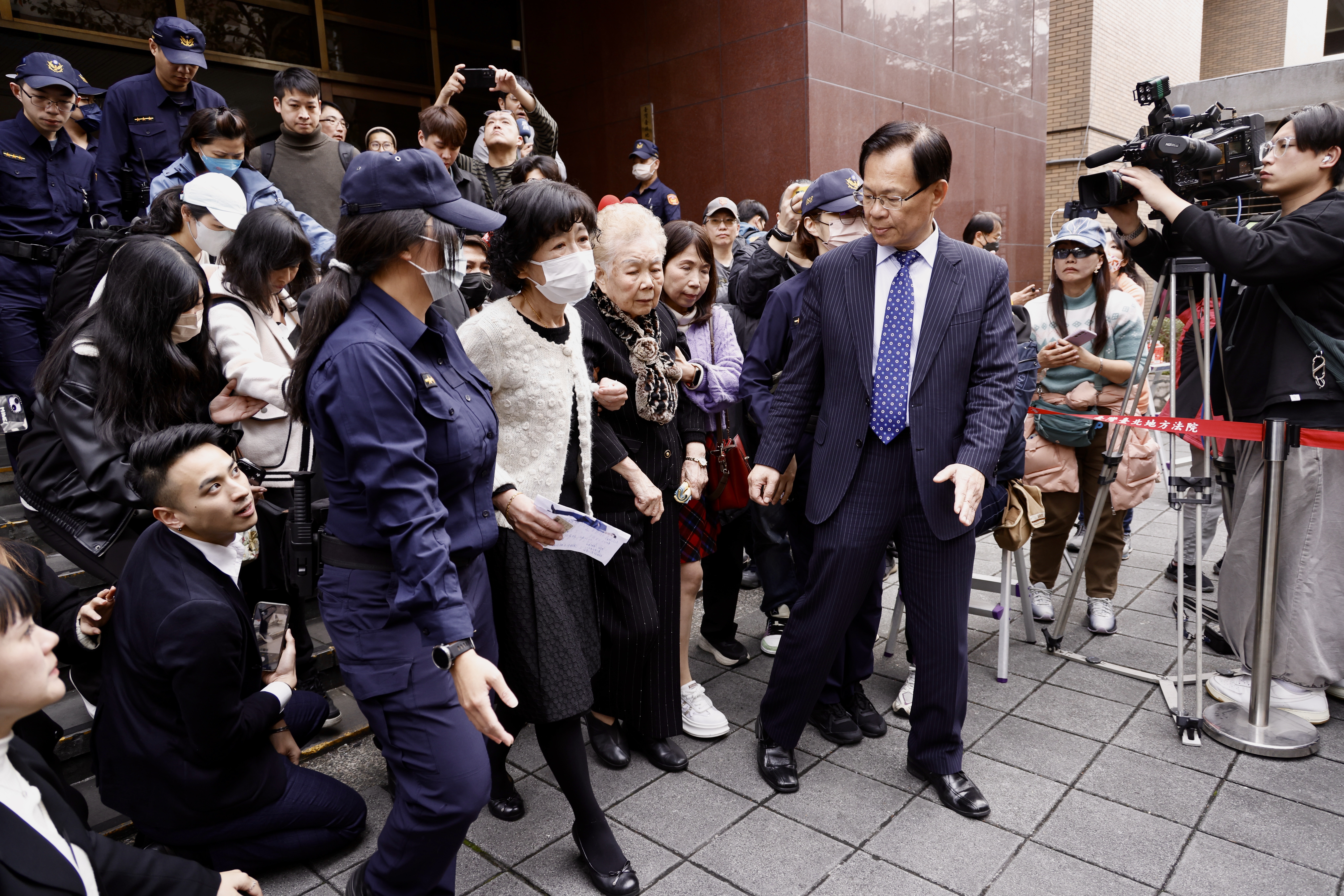 陳佩琪受訪完,偕柯媽一起搭車離開。