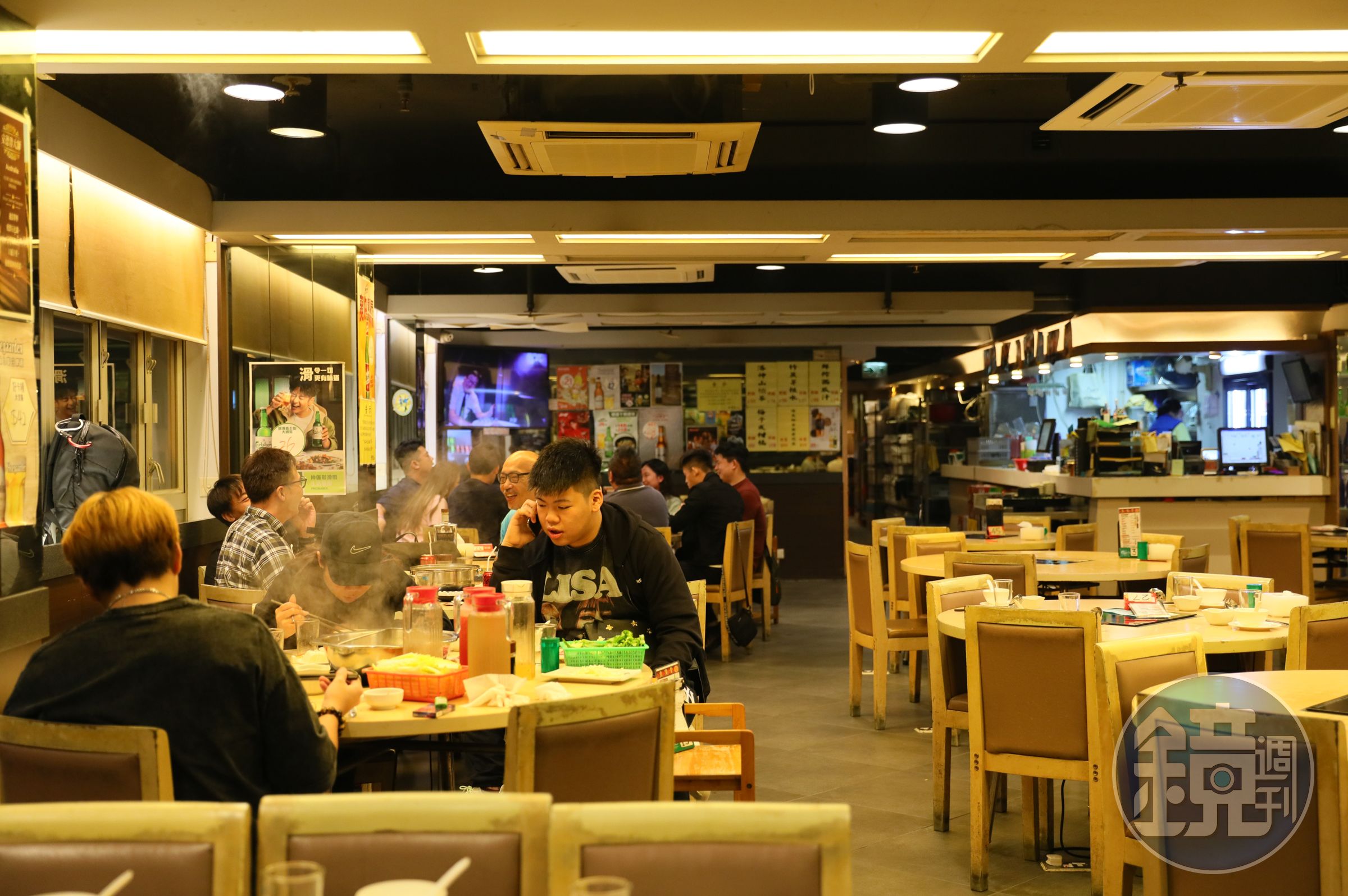 午夜12點過後,到「骨煲皇火鍋世家」吃宵夜的人潮依舊川流不息。