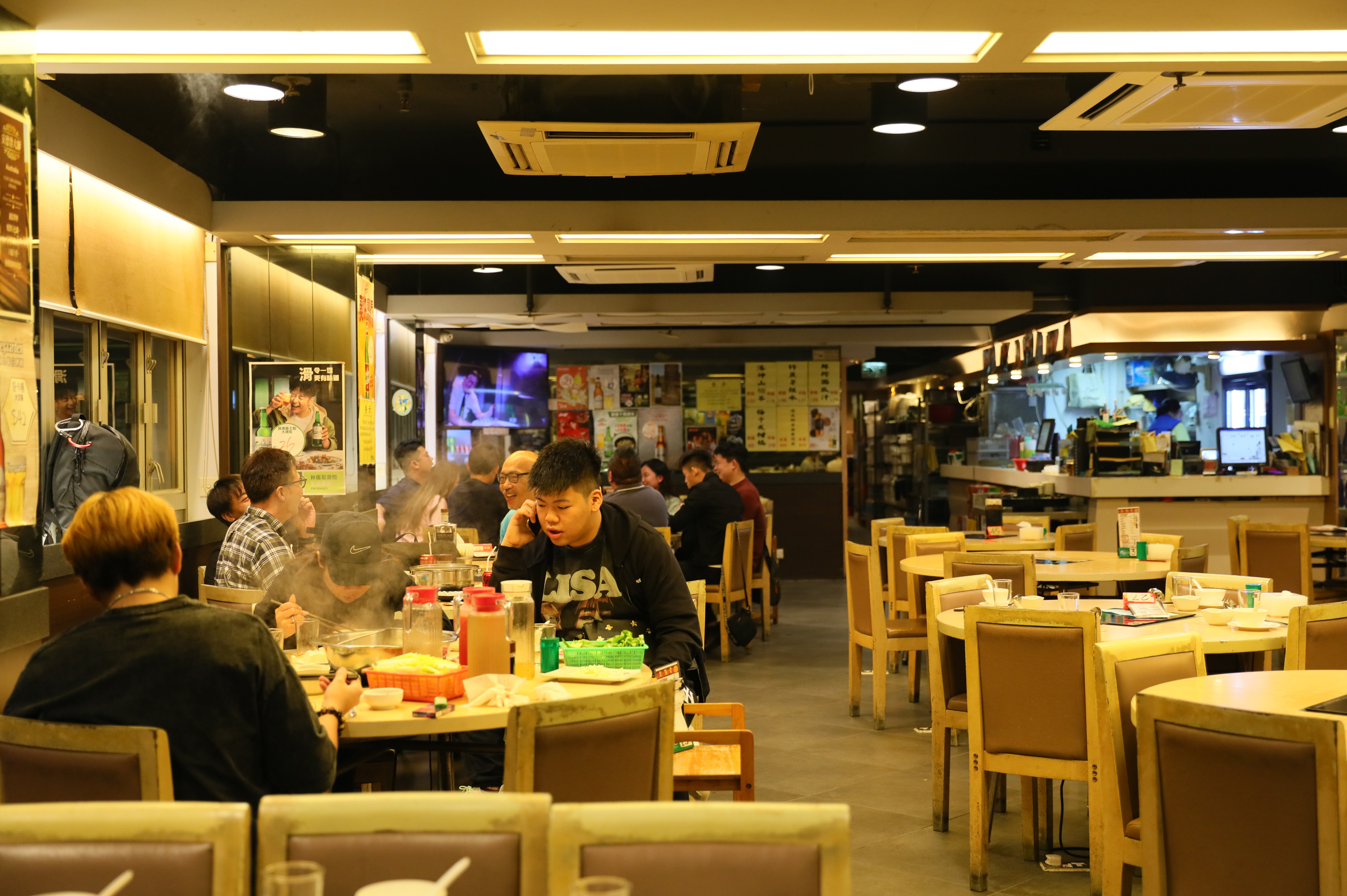 午夜12點過後，到「骨煲皇火鍋世家」吃宵夜的人潮依舊川流不息。