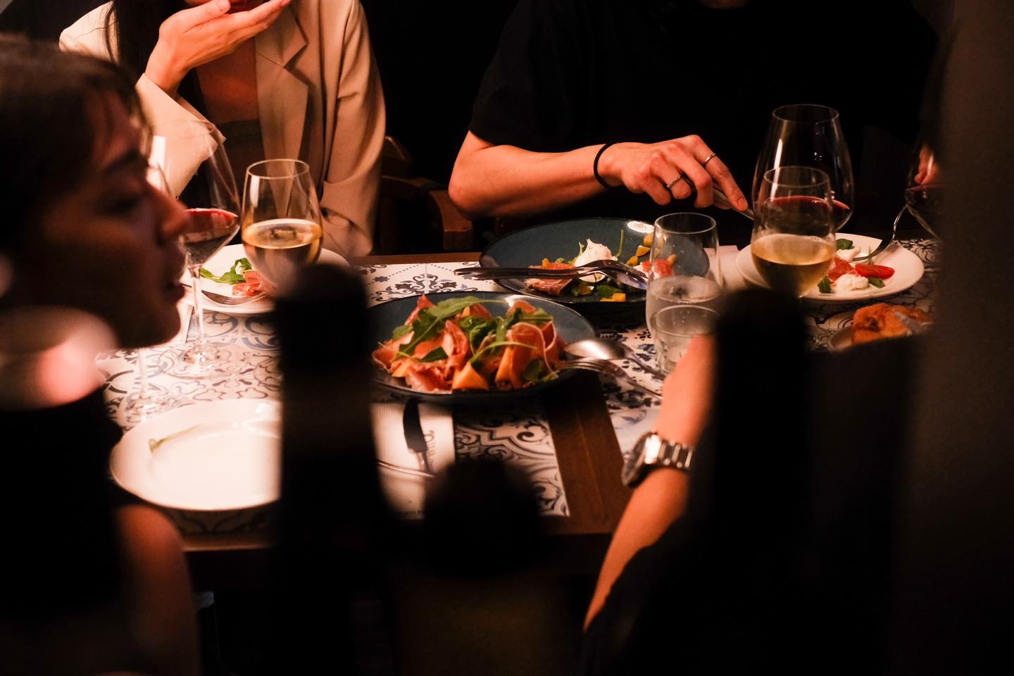 「老烤箱義式披薩餐酒」爆多組客人用餐後出現發燒、上吐下瀉的狀況。（翻攝自臉書@Antico Forno 老烤箱義式披薩餐酒）