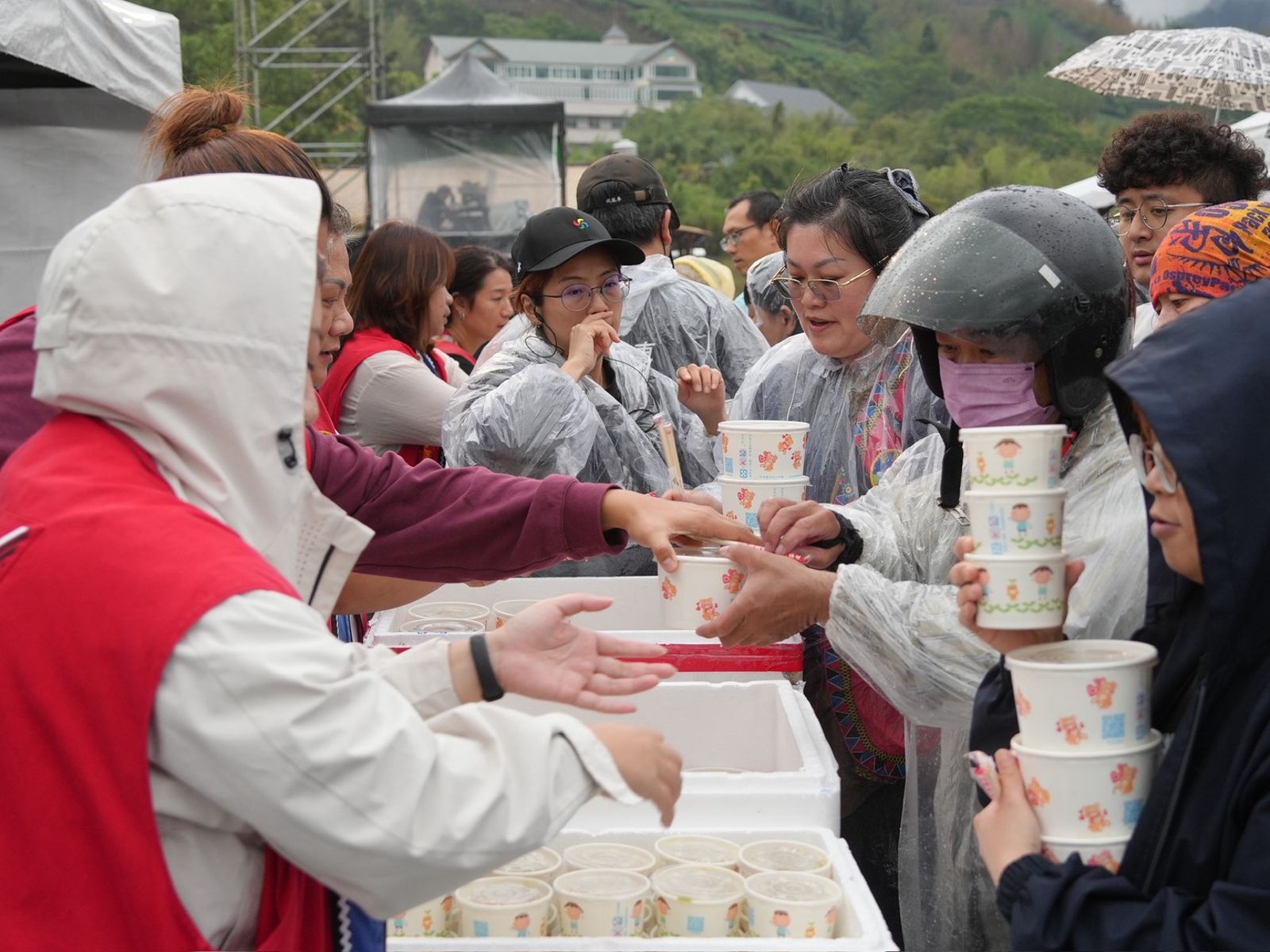 嘉義阿里山鄉會場，信義房屋特別提供餐點給孩子們。（紙風車劇團提供）