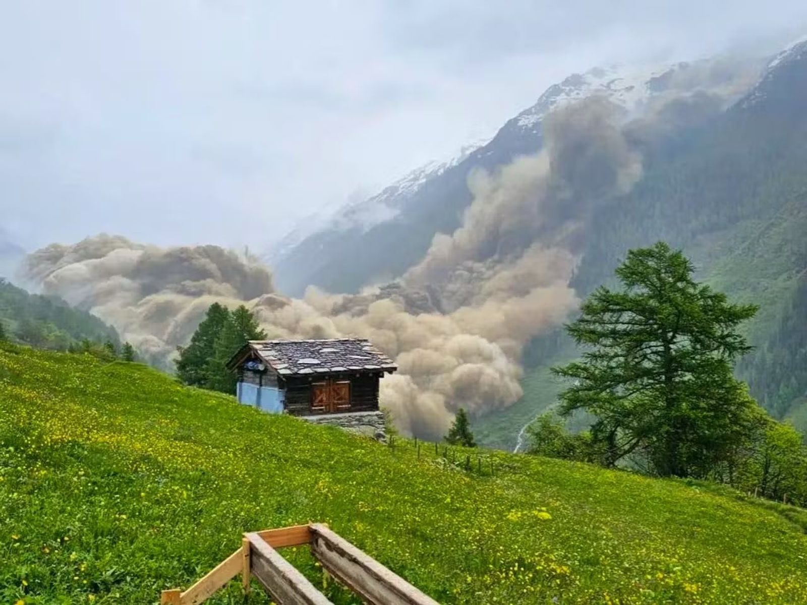 有片／瑞士冰河崩塌「山村瞬間被吞沒」！　300人無家可歸、1人失蹤