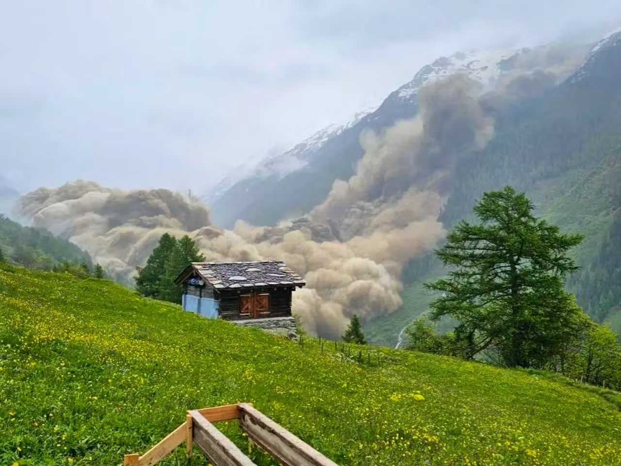 冰河崩塌瞬間，掀起滾滾塵煙，畫面怵目驚心。（翻攝X@MeteoFrComtoise）