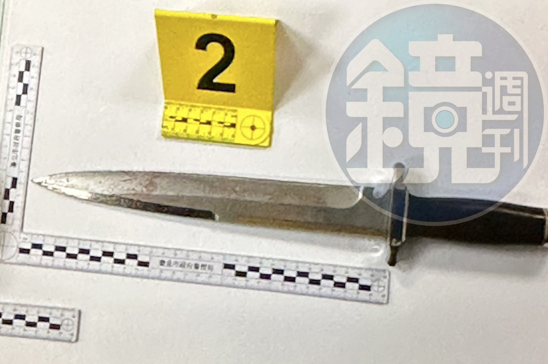 張文犯案時揮舞的30公分長刀，被生存遊戲玩家辨識為美軍越戰開山刀。（翻攝畫面）