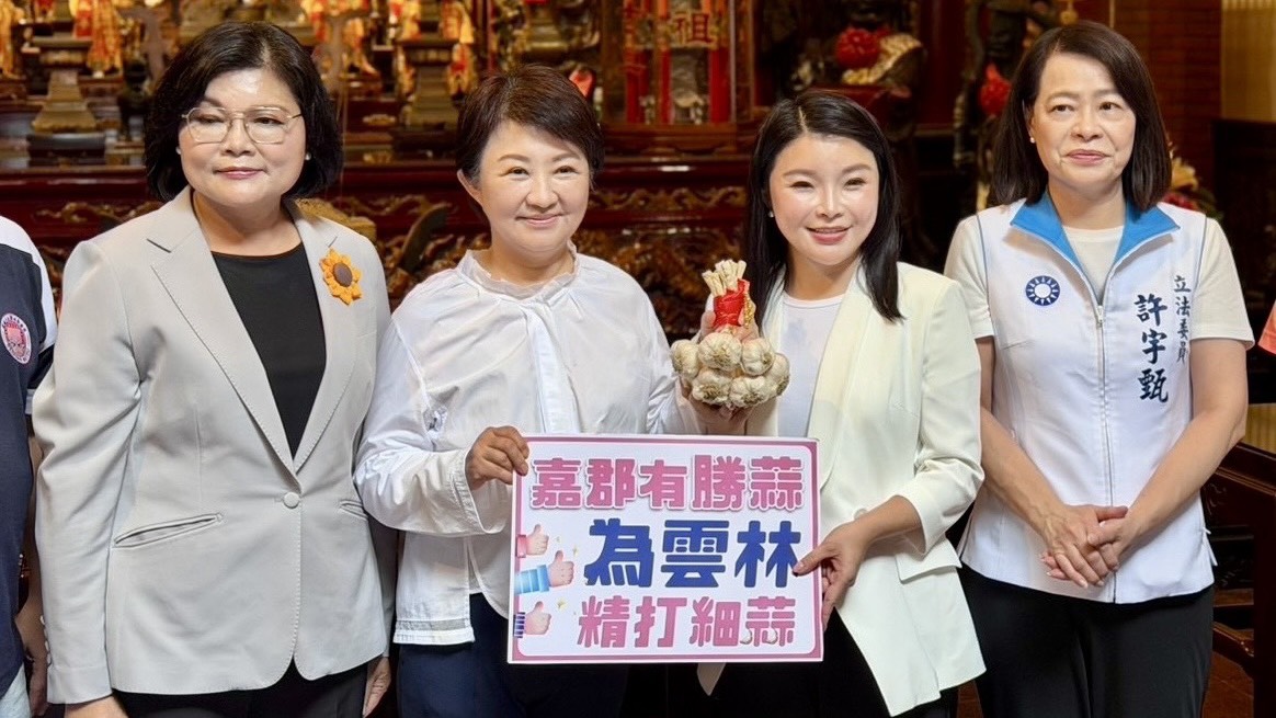 盧秀燕(左2)啟動輔選列車,赴雲林助攻張嘉郡(右2)選情。(立委張嘉郡國會辦公室提供)