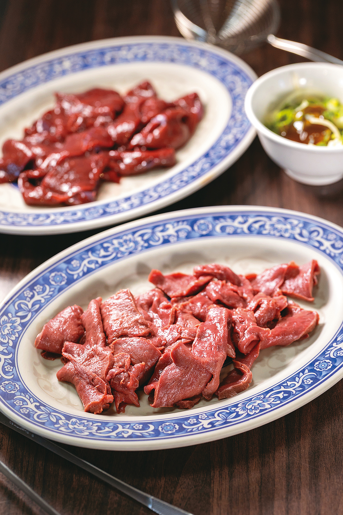 「牛心」(前)和「牛肝」(後)非常新鮮,只需要涮6至7秒。(皆250元/小份、500元/大份)