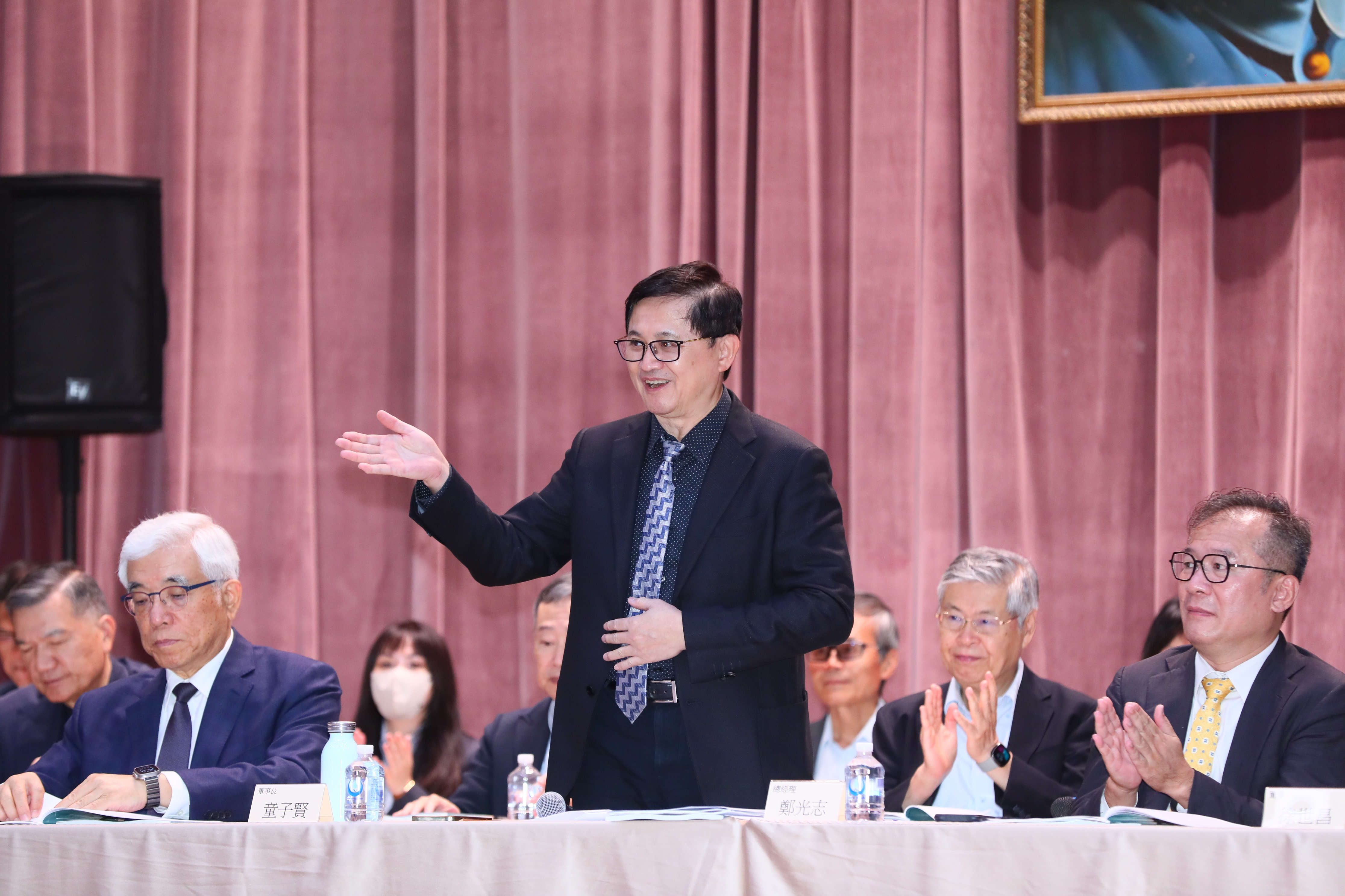 和碩今（6日）舉行股東會，會後由和碩董事長童子賢（中）、雙執行長鄧國彥、鄭光志共同接受媒體訪問。