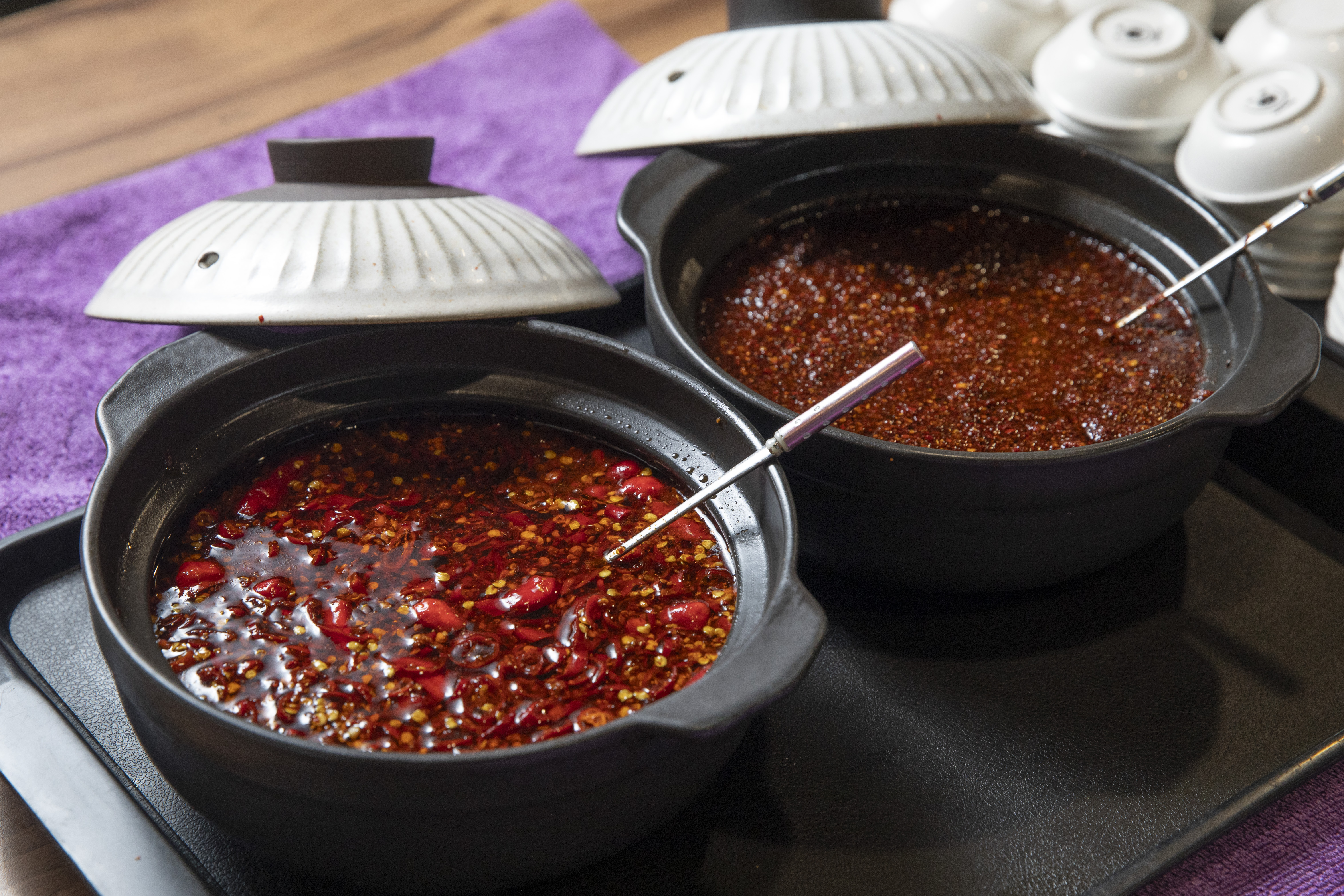 「榕樹下米苔目—小滿雨生」有2款自製辣醬，配方出自老頭家之手。