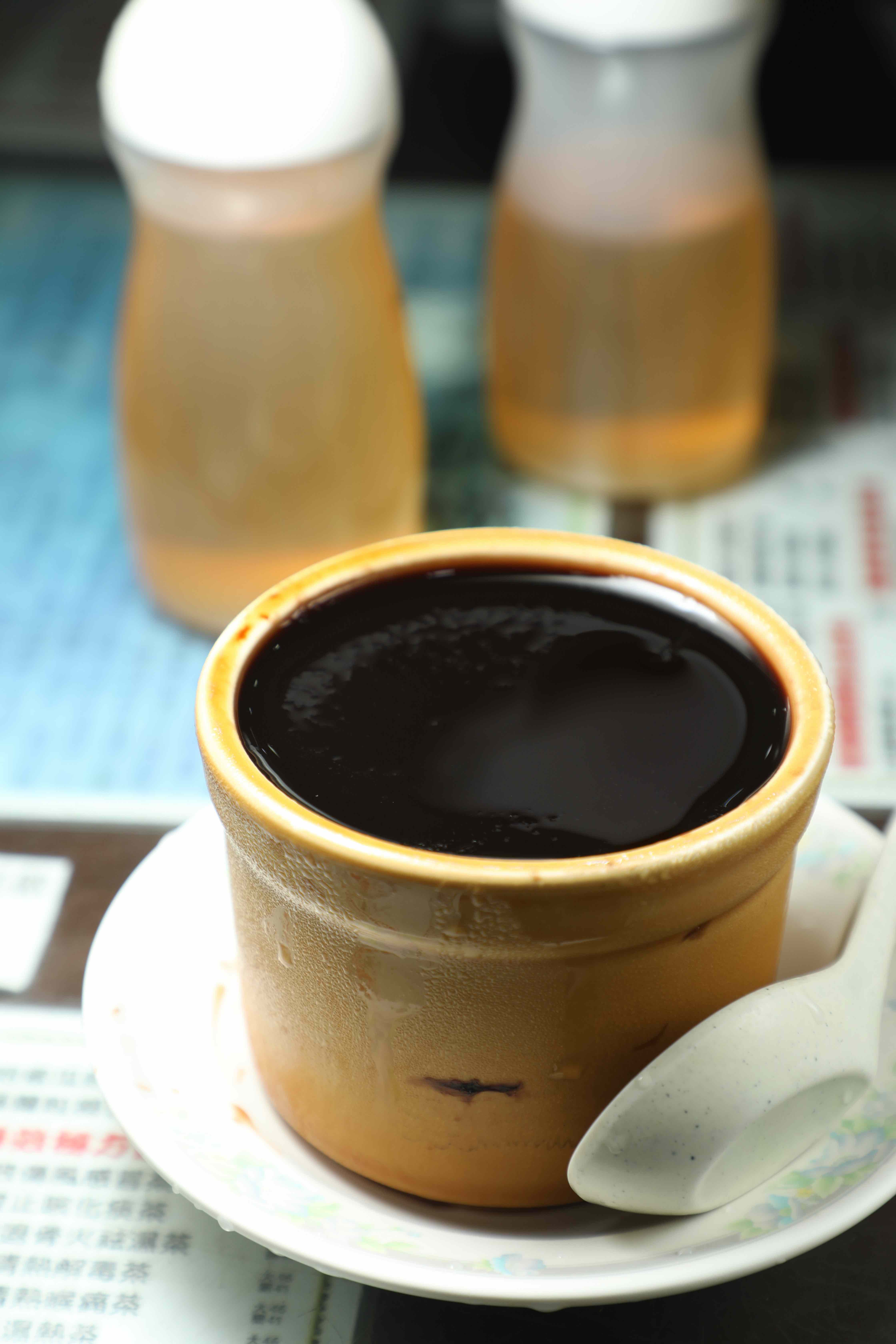 「金牌龜苓膏」口感滑嫩，帶著淡淡藥材苦味，搭配蜂蜜糖漿更好吃。（港幣58元／小碗，約NT$236）