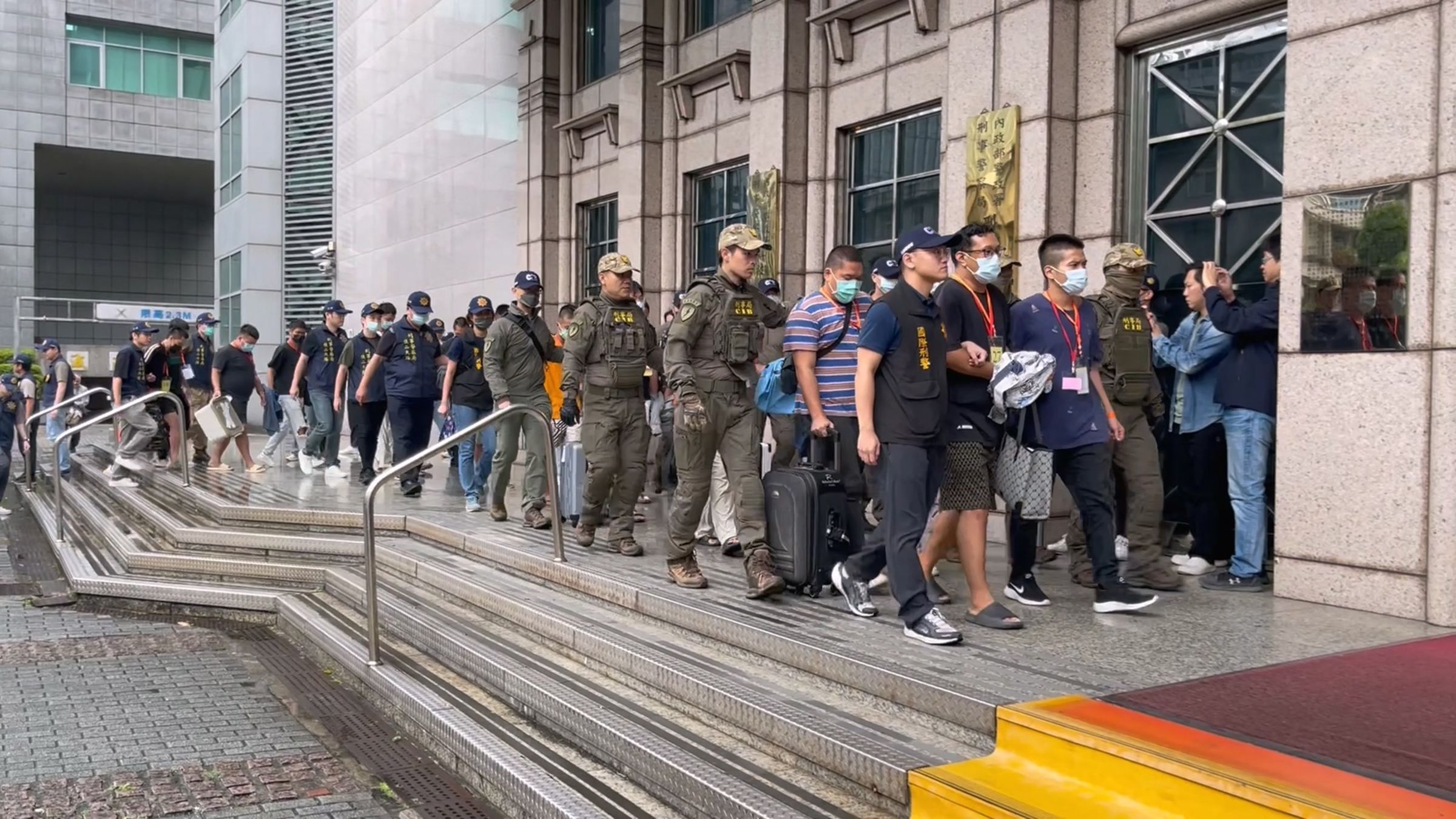 25人因涉其他刑案遭我國司法機關通緝,被帶回刑事局依法辦理歸案。(警方提供)