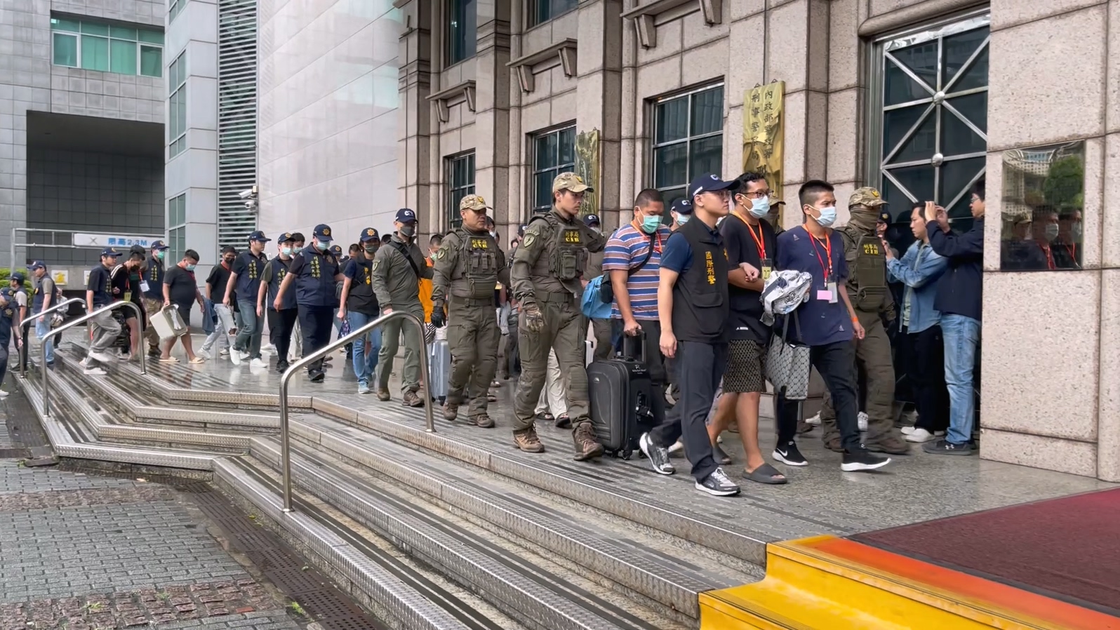 25人因涉其他刑案遭我國司法機關通緝，被帶回刑事局依法辦理歸案。（警方提供）