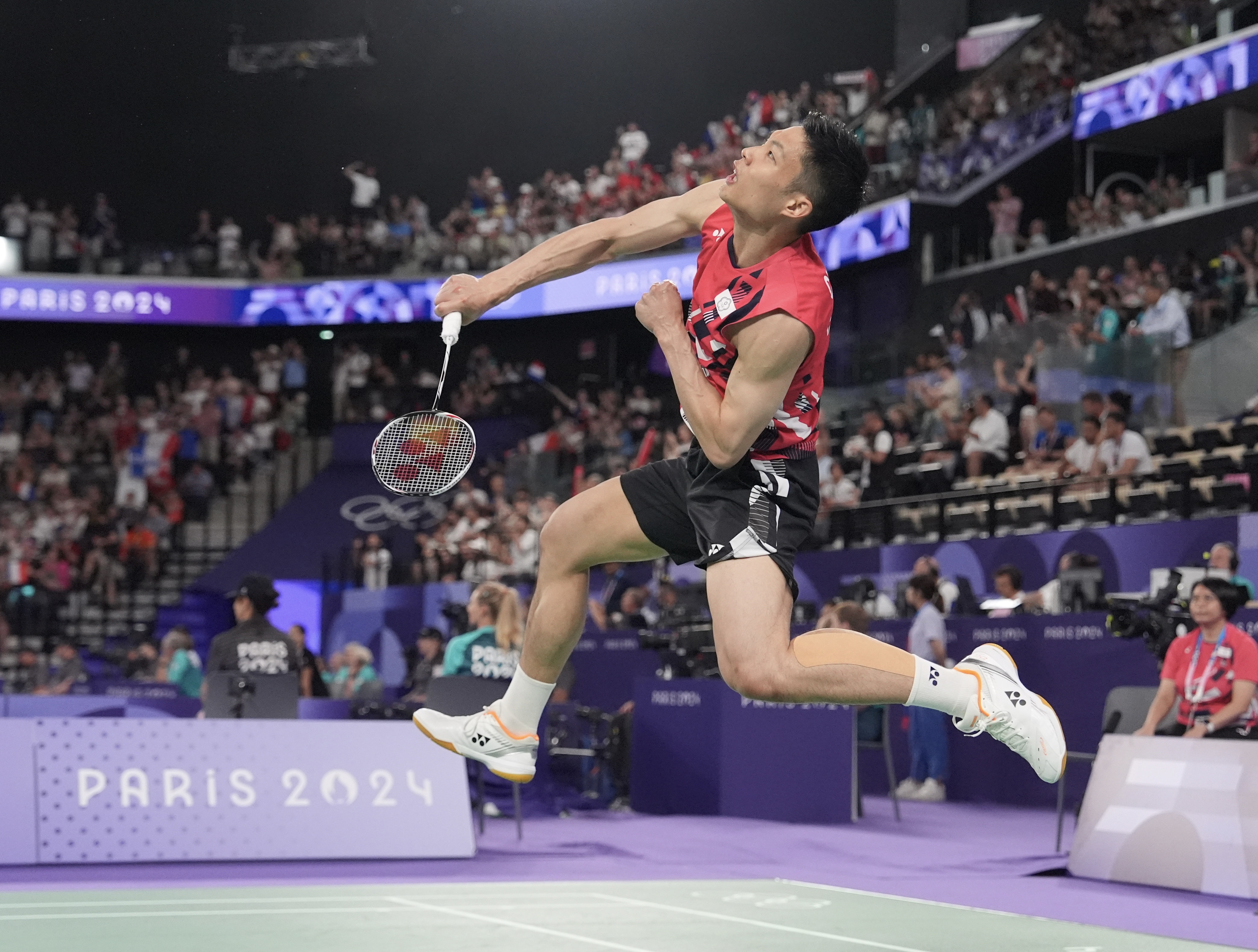 周天成以21比12、21比16，直落2橫掃日本對手晉級本屆8強。（中華奧會提供）