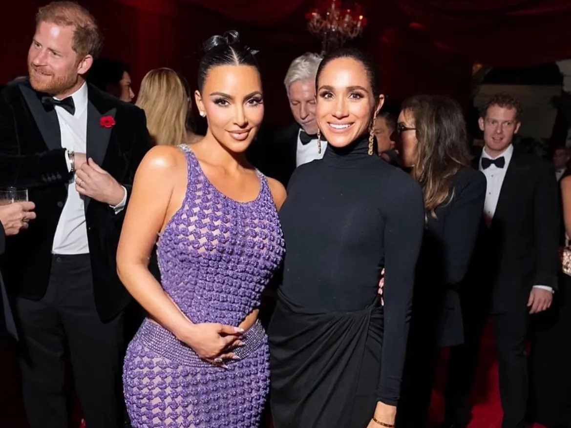 梅根（右）在派對上與金卡戴珊（中）合照，哈利王子（左）出現在背景中，這張照片已遭刪除。（翻攝kimkardashian IG）