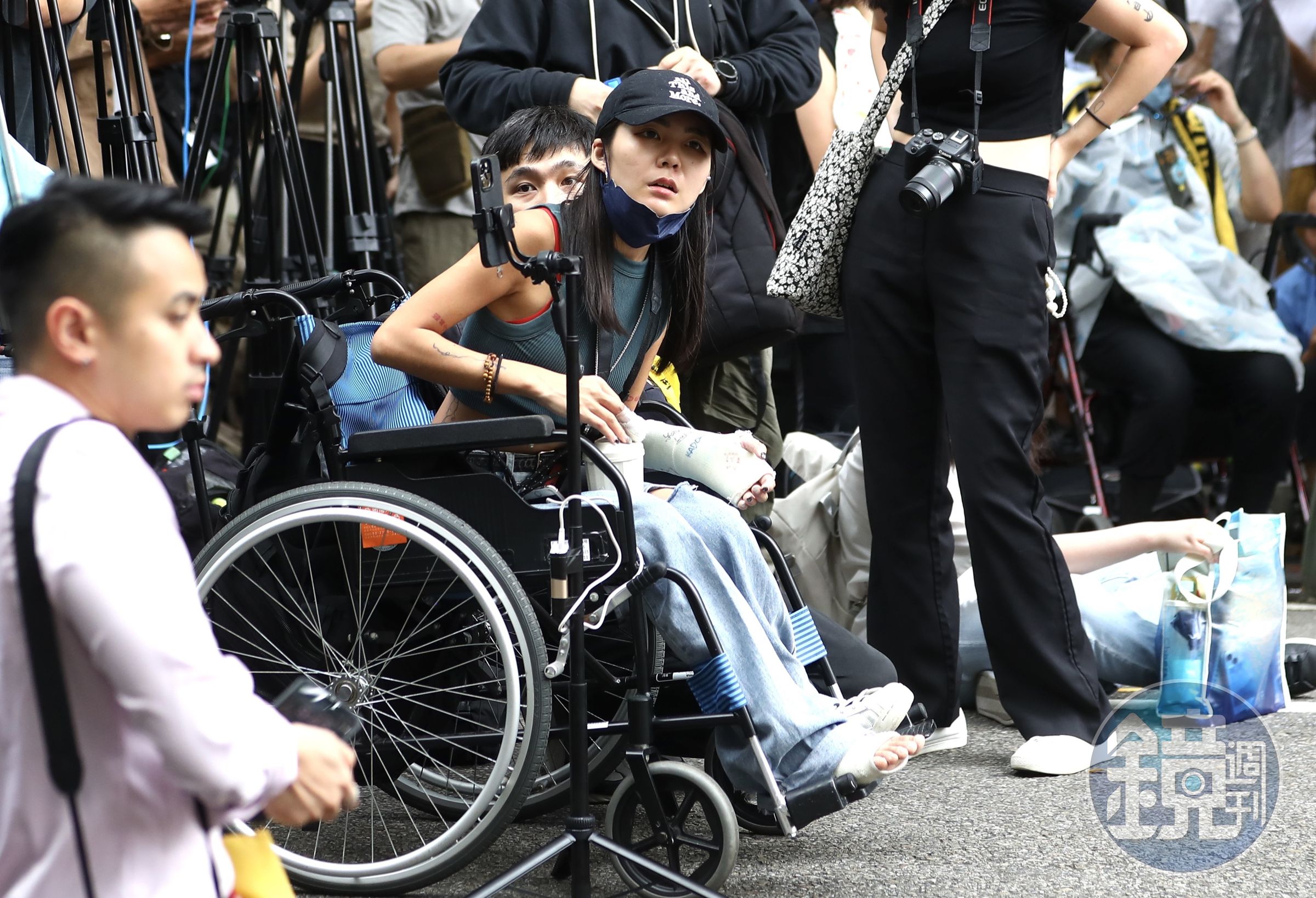 「輪椅妹」吳亭臻21日依然坐輪椅現身立法院外。