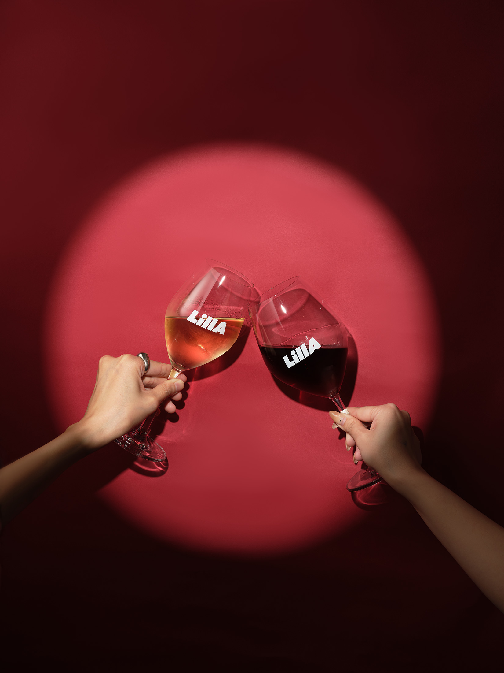 LillA推出多款汲飲紅白葡萄酒。（280～320元／杯）