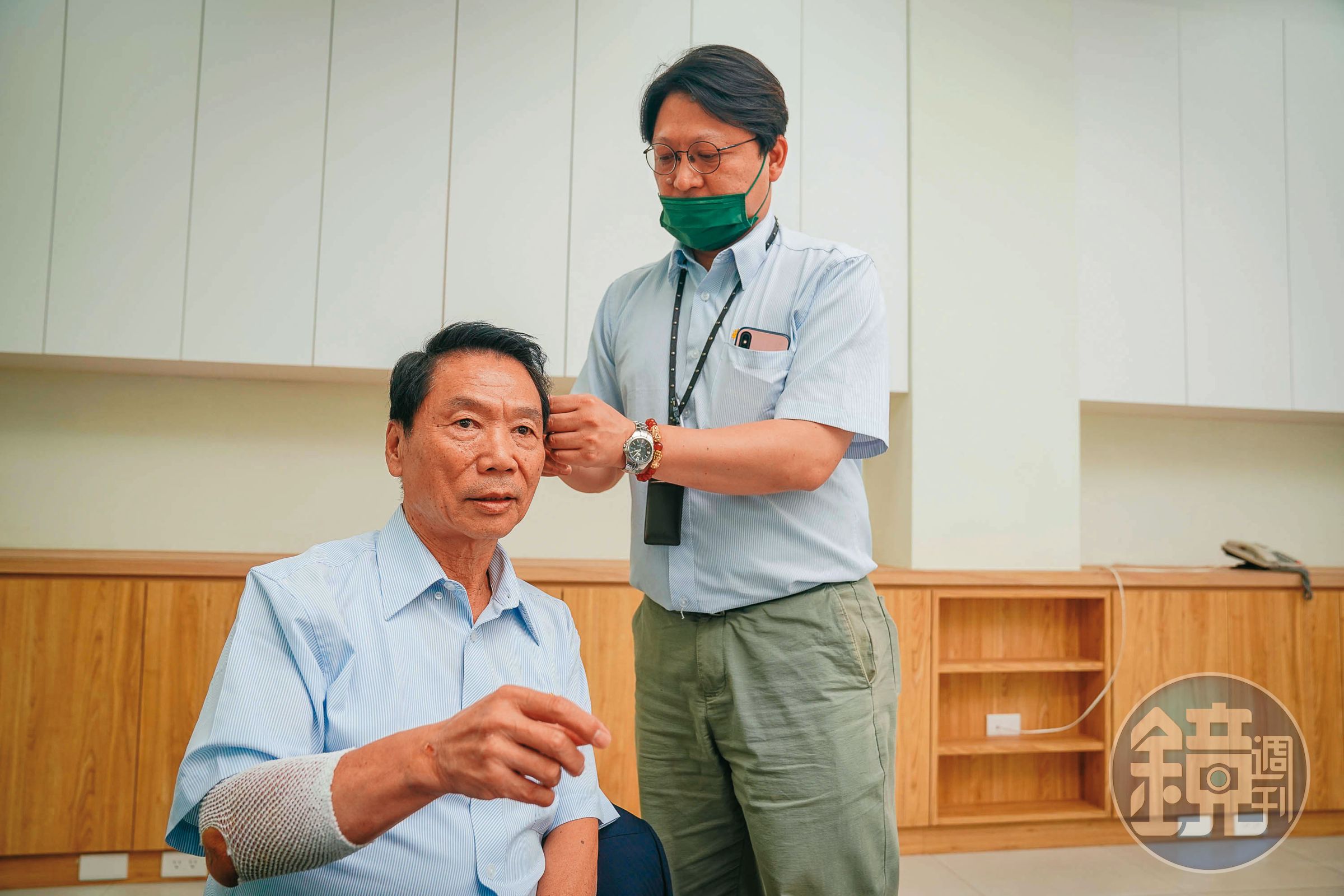 鄭石治（左）樸實不拘小節，兒子鄭瑞德（右）幫他注意髮型儀容。