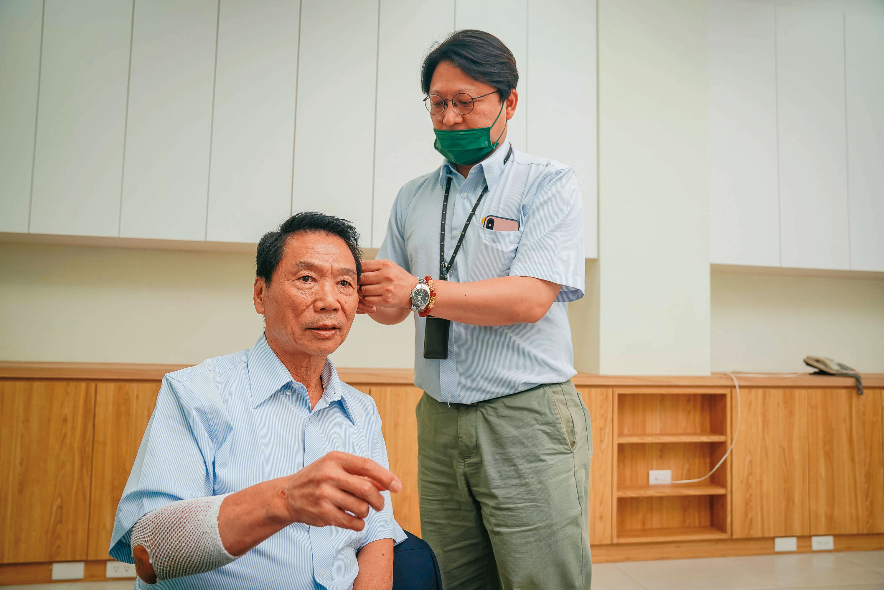 鄭石治（左）樸實不拘小節，兒子鄭瑞德（右）幫他注意髮型儀容。