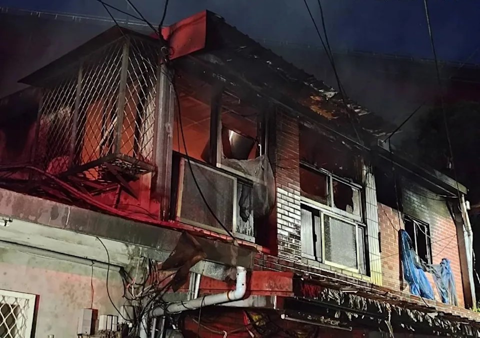 瓦斯桶旁驚見焦屍！淡水磚屋火災牽出毒趴與竊盜案，2男子逃逸被捕。（翻攝畫面）