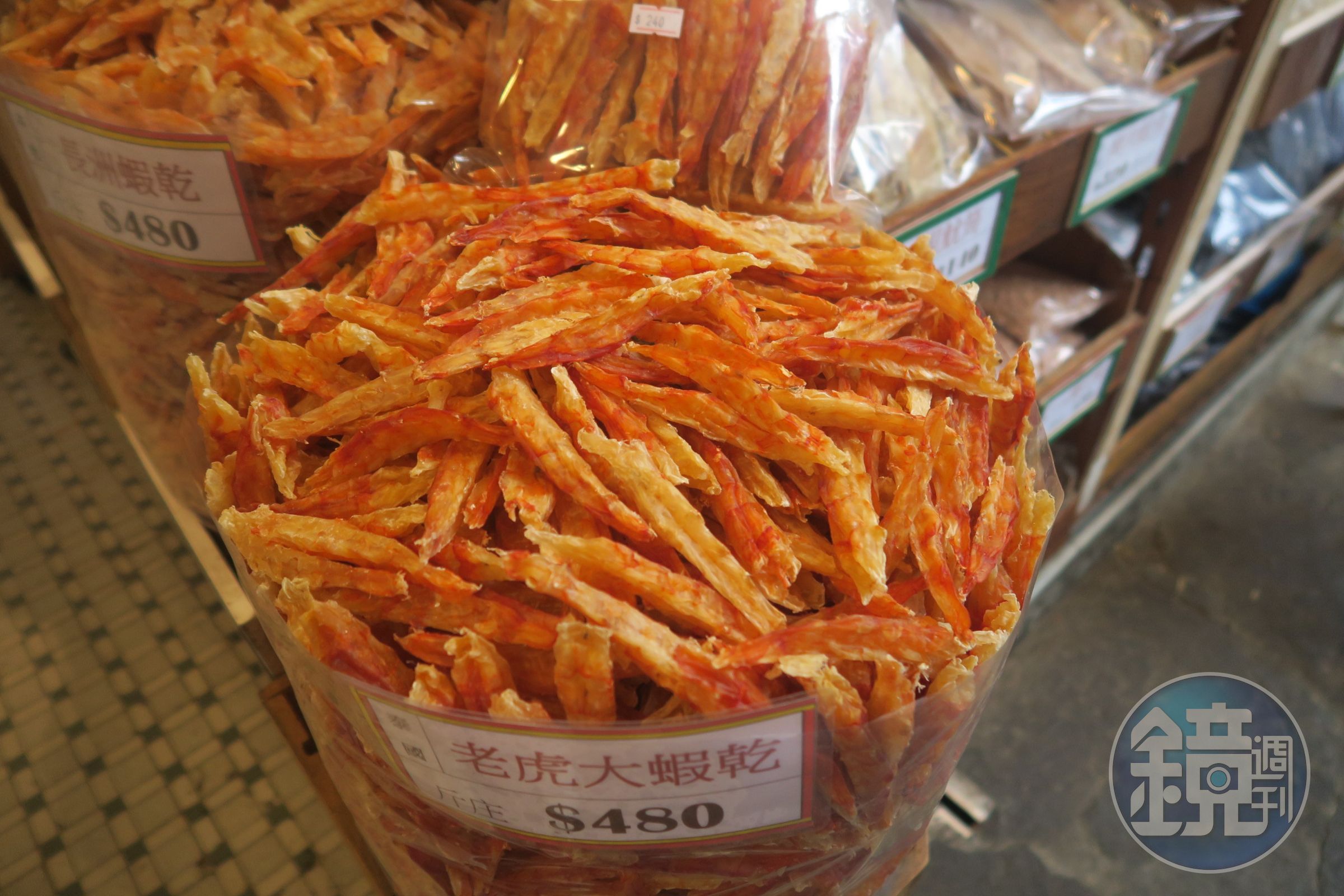 海味店販售個頭碩大的老虎大蝦乾。