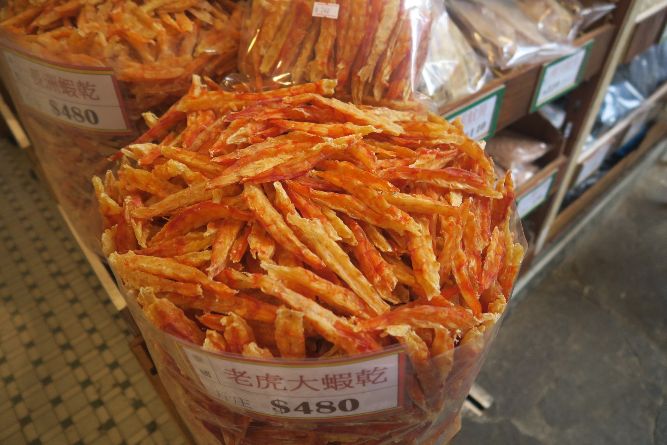 海味店販售個頭碩大的老虎大蝦乾。