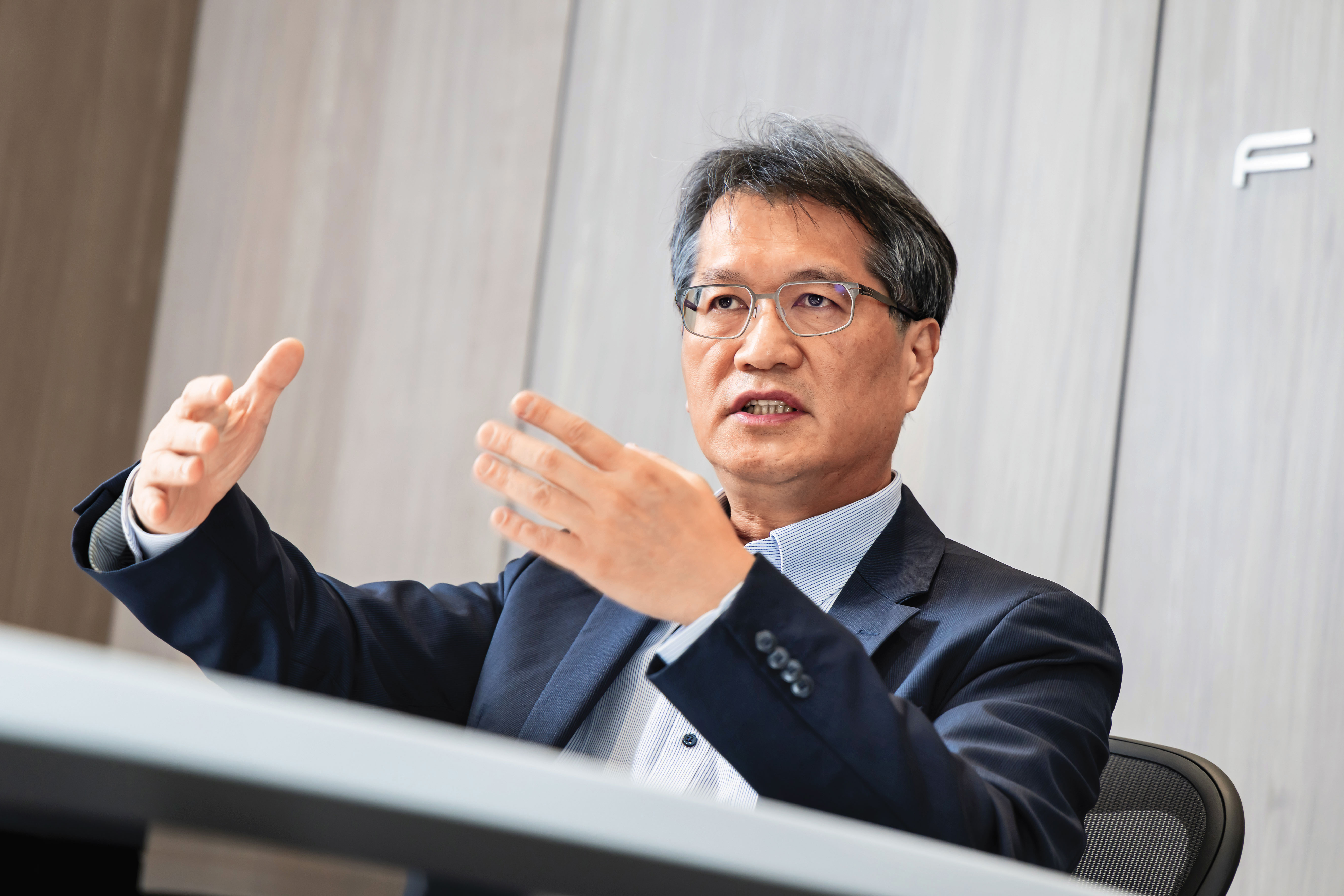 鴻華董事長李秉彥直指台灣缺的是現代化工廠與先進製造能力。
