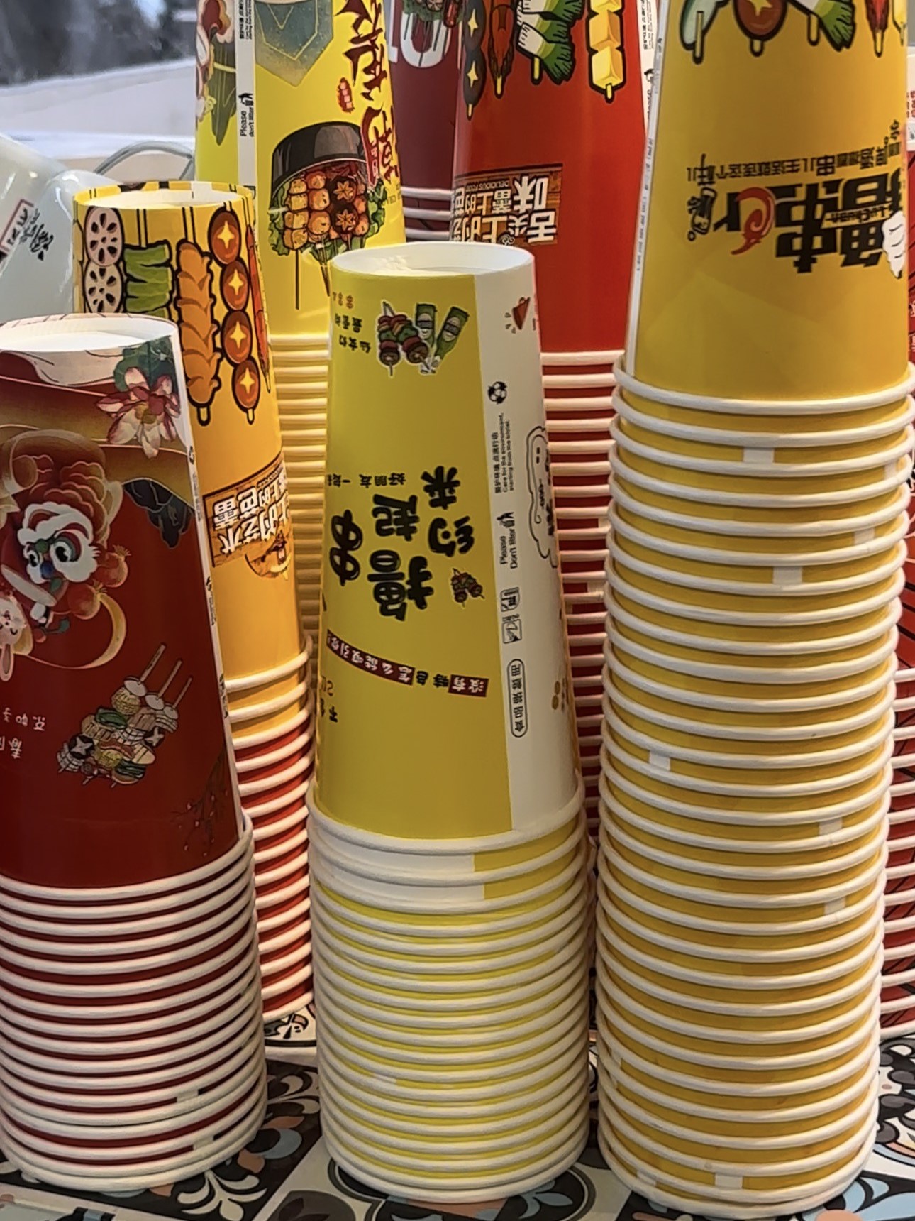 老闆說要耐得住四川辣油，外帶的紙杯還得特別選材質較好的。