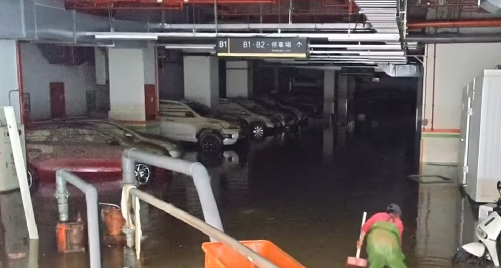 蘇澳煙波飯店在鳳凰颱風遭大水灌進地下停車場，超過30輛車因此泡水，住客不滿飯店處置將提出集體訴訟。（鏡新聞）