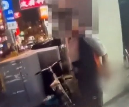 郭姓男子街頭揮刀。（翻攝畫面）