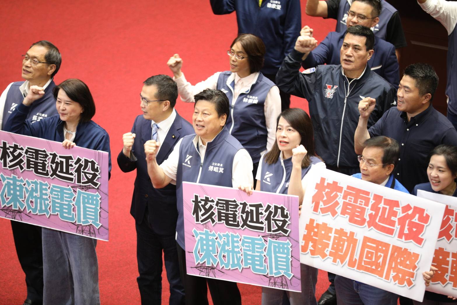 立法院藍白黨團昨日以人數優勢修法通過讓40年使用年限屆滿的核電機組，得申請換照延長使用20年。（鏡報新聞網提供）