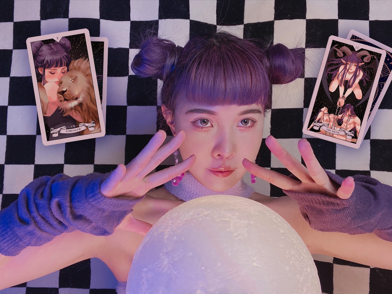 盧卡斯為歌手李映霏繪製限量塔羅牌周邊，《性星冒險記》也收錄李映霏歌曲改編的短篇漫畫〈還在〉。（翻攝自李映霏 Moonrize臉書）