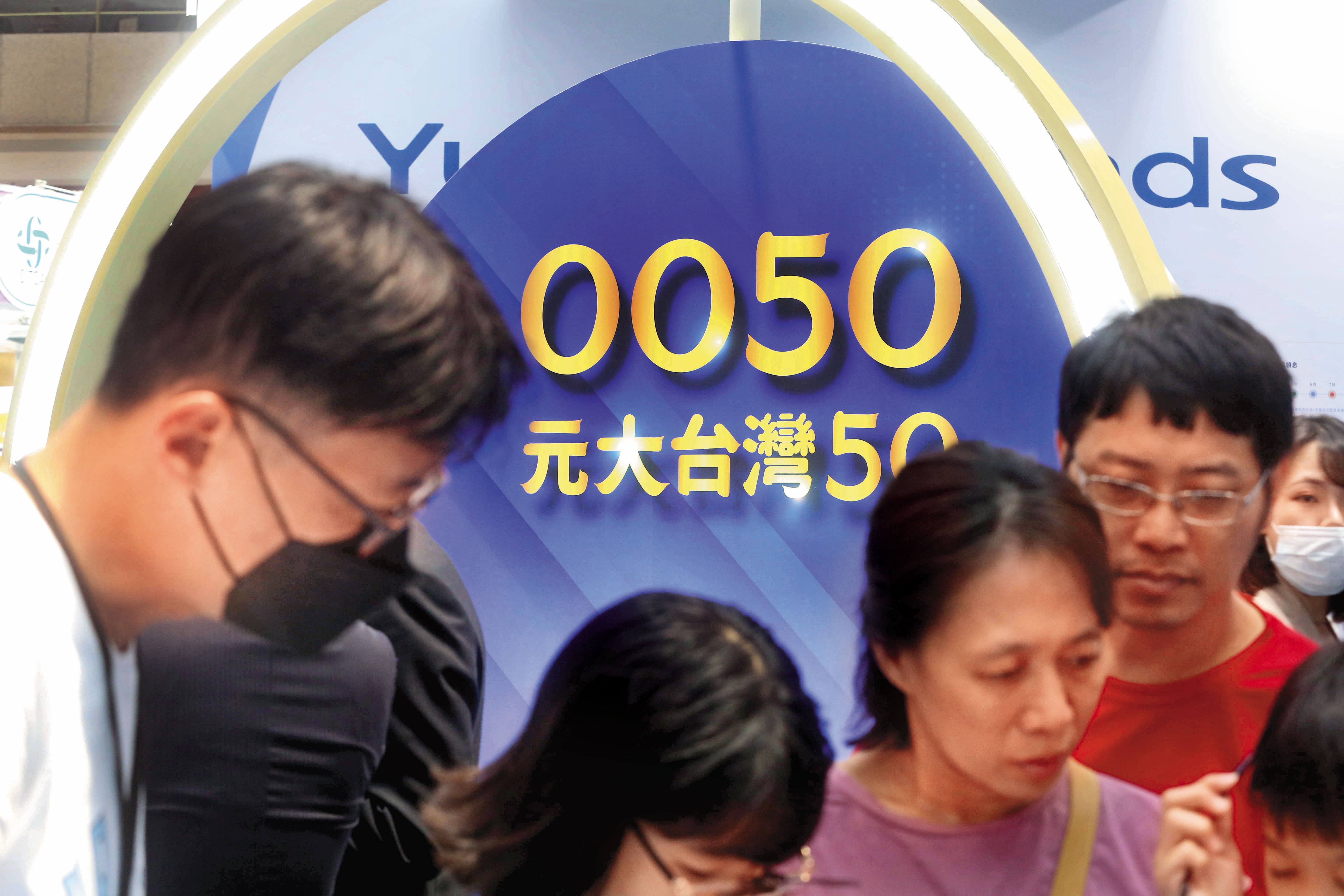 邱懷青的投資以市值型ETF為主，當中持有元大台灣50（0050）以及富邦台50（006208）超過70張。