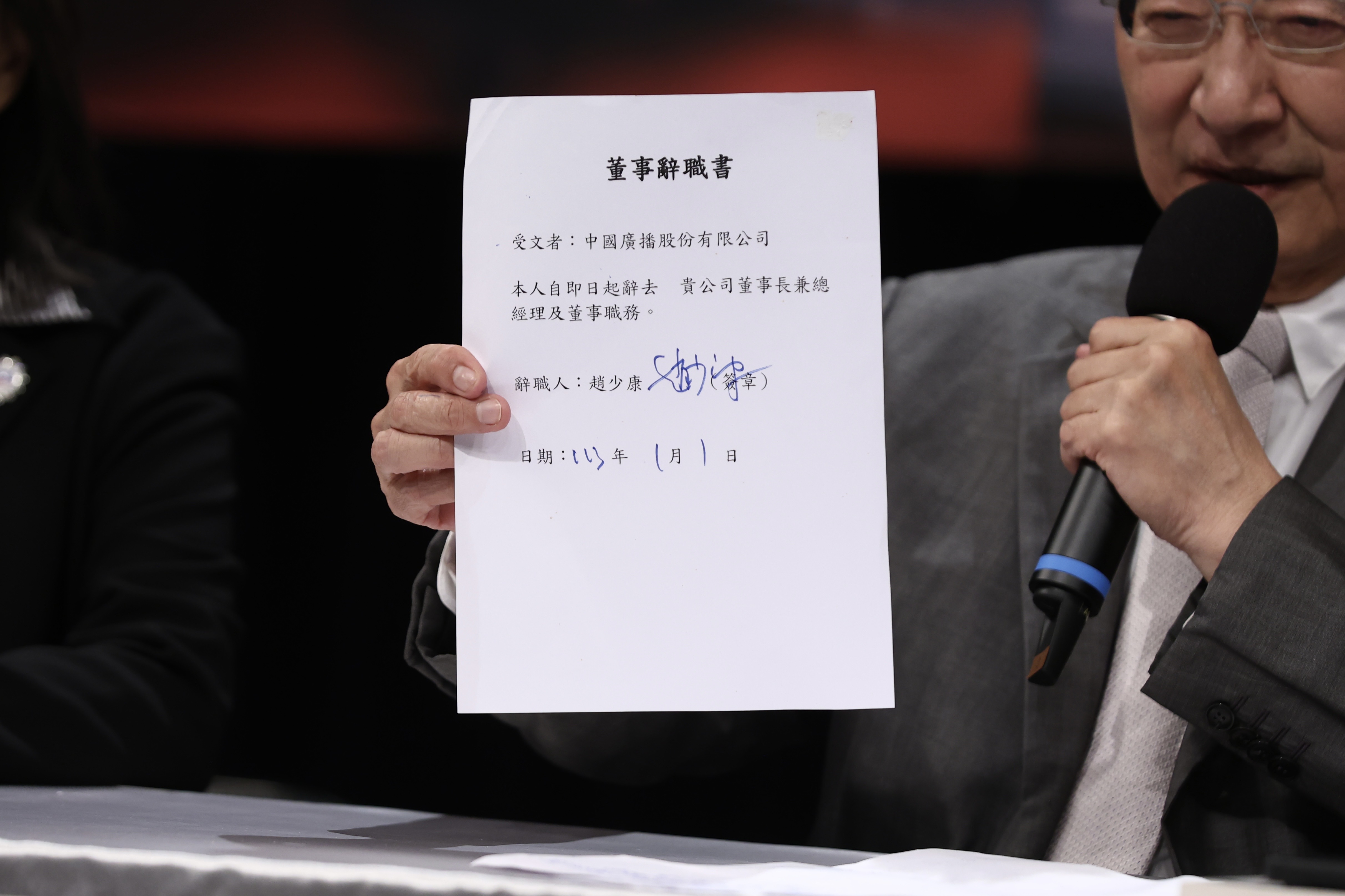 趙少康參選一個多月後，才在辯論會上宣布請辭中廣董事長，引發質疑。