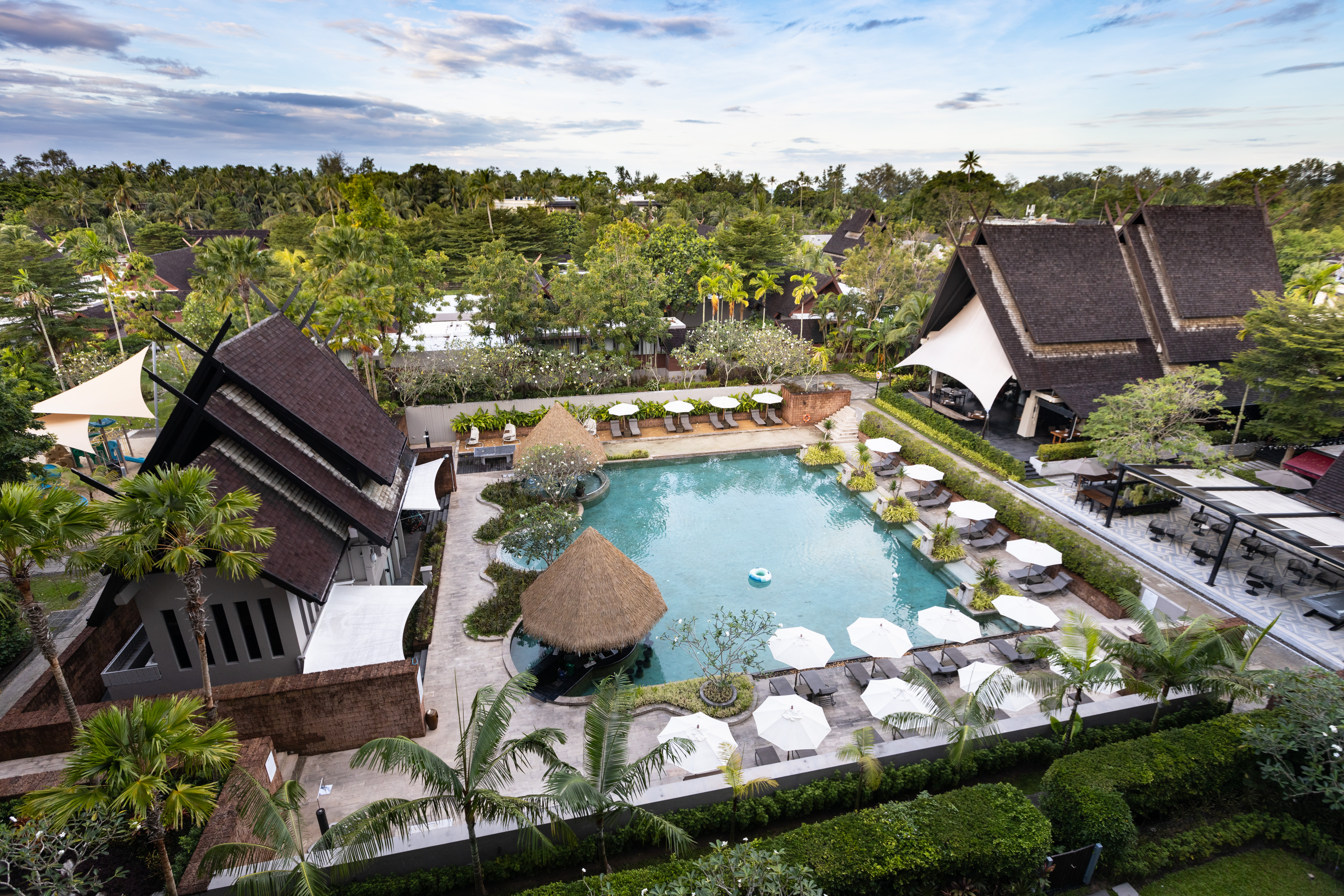 「普吉島邁考海灘安納塔拉度假村」的南區中央是一座大泳池，四周被叢林圍繞，有如來到一座熱帶度假島嶼。