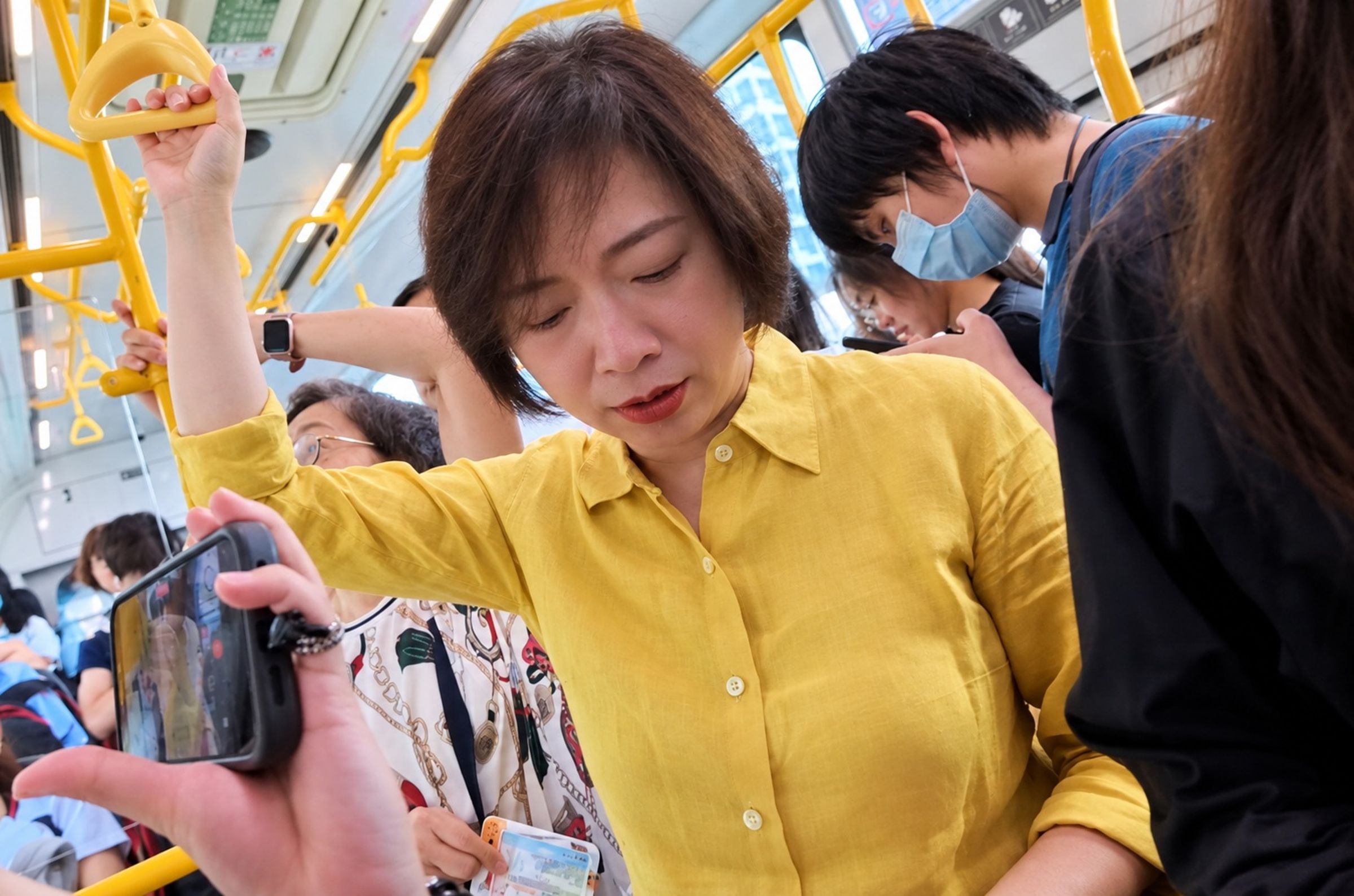 台中市長民進黨參選人何欣純親自搭乘公車，體驗尖峰時段車廂擁擠的情況，實際了解台中公車運能與交通服務問題。