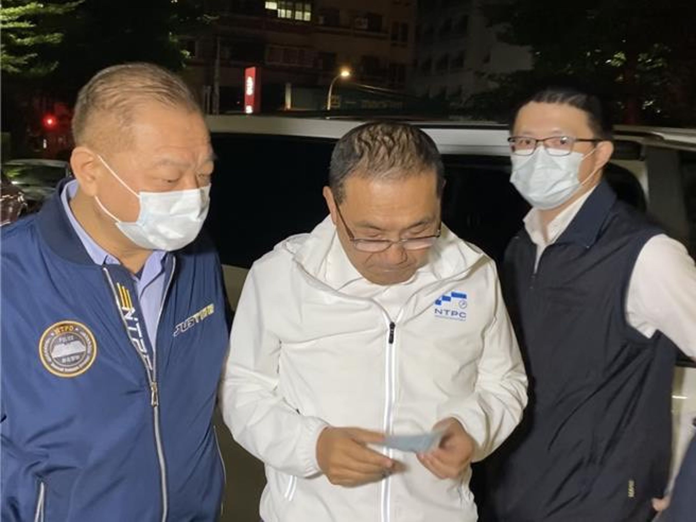 新北市長侯友宜深夜趕赴醫院探望劉姓所長，深夜在臉書說明此案進度。（翻攝畫面）