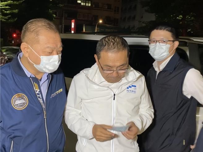 新北市長侯友宜深夜趕赴醫院探望劉姓所長，深夜在臉書說明此案進度。（翻攝畫面）