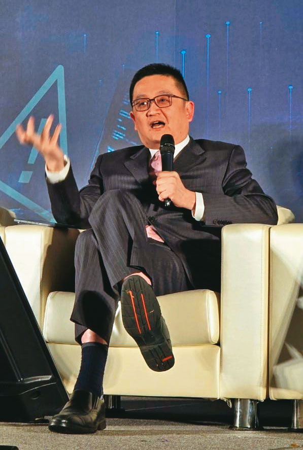 開南高中籃球隊領隊邵之雋，遭多名球員、家長指控霸凌、階級歧視。（翻攝邵之雋臉書）